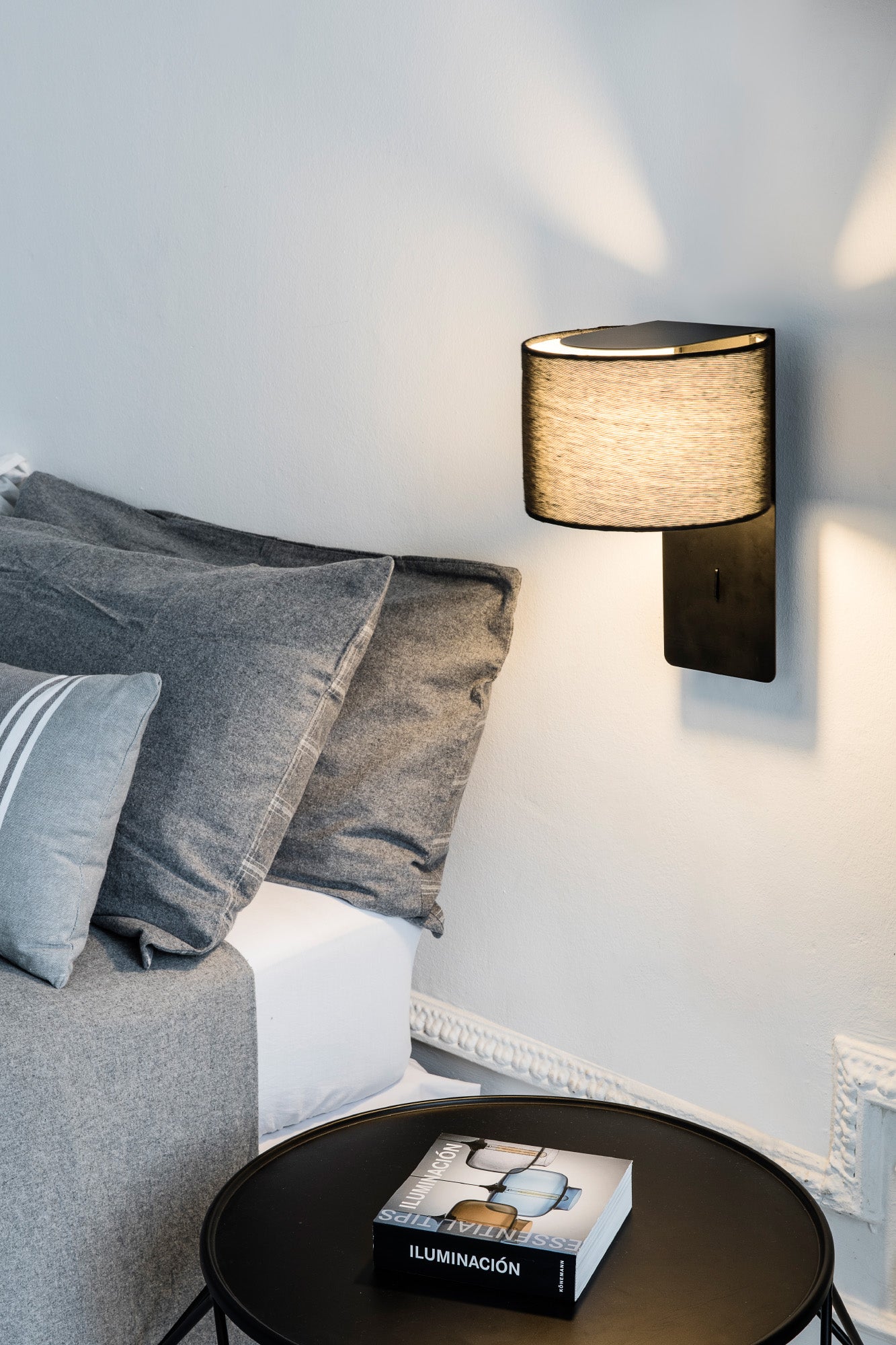 Aplique de pared FOLD negro FARO 64303 en ambiente de hogar moderno, luminaria de superficie contemporánea en acero y textil para iluminación interior