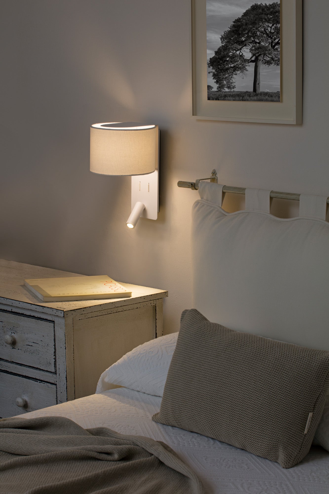 Aplique de pared FOLD blanco LED FARO 64304 en ambiente interior, luminaria superficie de acero y textil con iluminación LED para lectura integrada