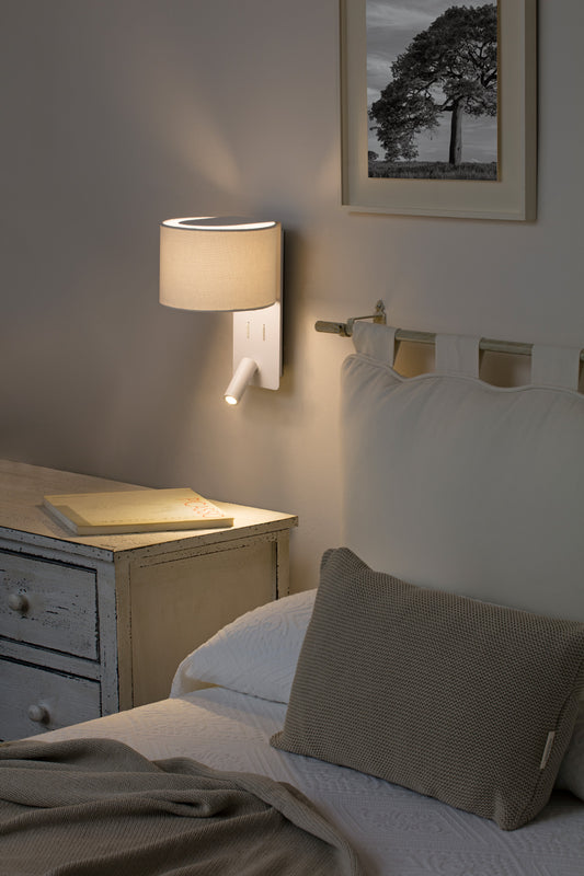 Aplique de pared FOLD blanco LED FARO 64304 en ambiente interior, luminaria superficie de acero y textil con iluminación LED para lectura integrada