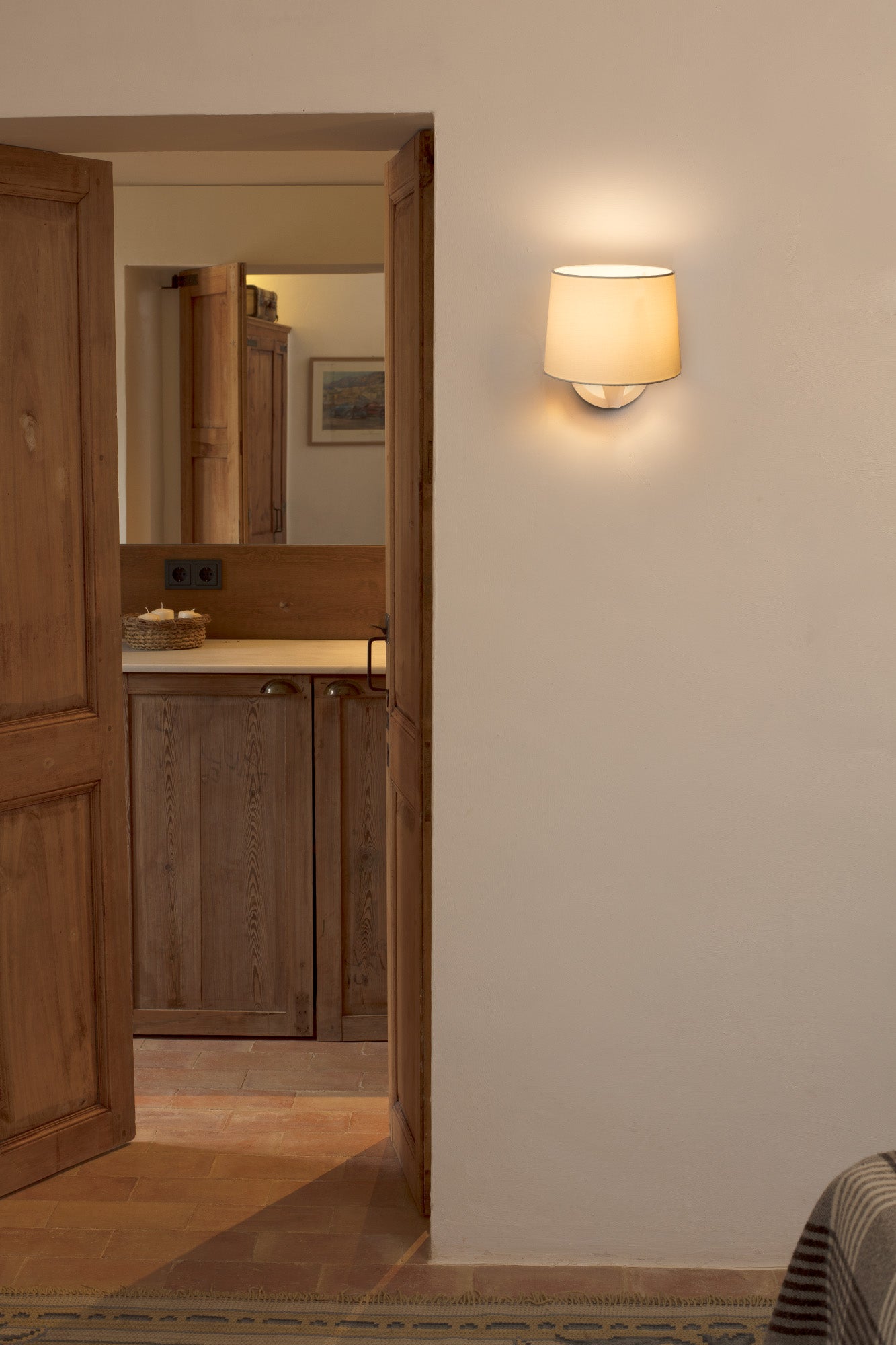 Aplique de pared CONGA blanco de FARO modelo 64306-01 en ambiente interior de hogar, luminaria superficie de acero y textil para hospitality e iluminación hogar