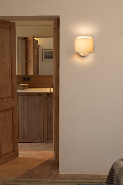 Aplique de pared CONGA blanco de FARO modelo 64306-01 en ambiente interior de hogar, luminaria superficie de acero y textil para hospitality e iluminación hogar