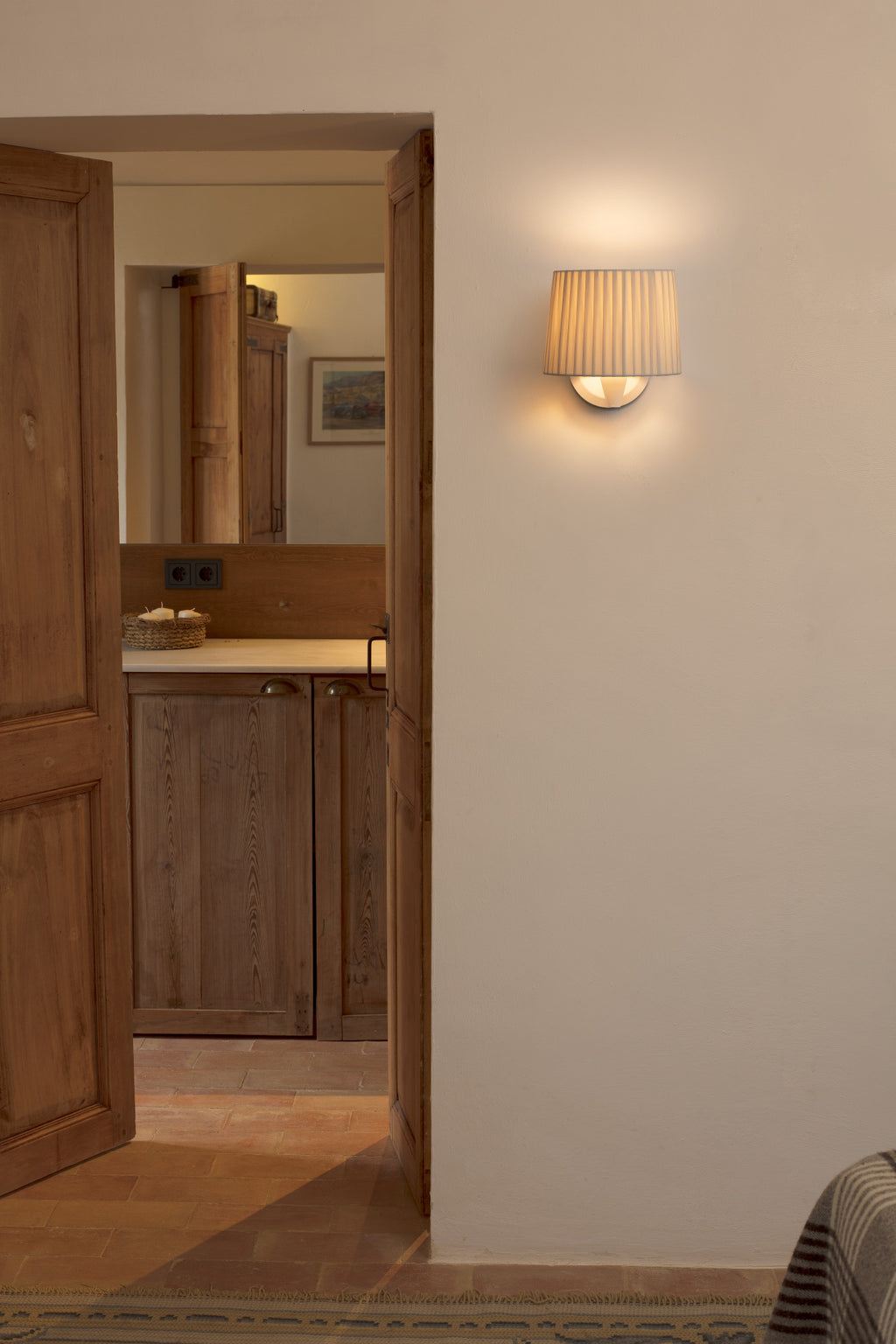 Aplique de pared SAMBA blanco/beige FARO 64306-35 en ambiente interior, luminaria superficie acero textil para iluminación hogar LED E27 hospitality