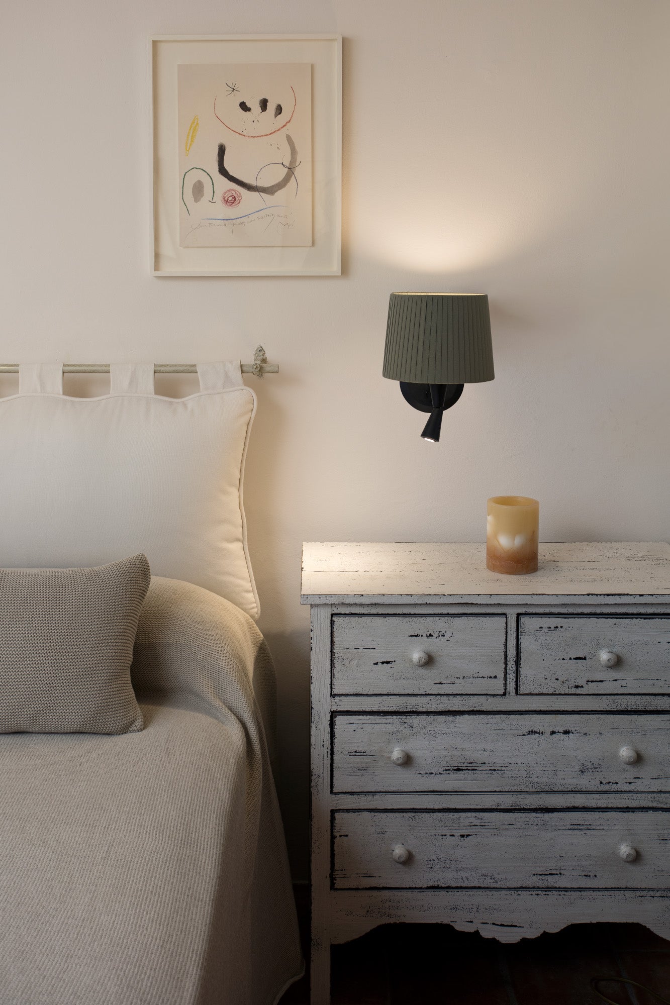 Imagen ambiente de aplique de pared SAMBA de FARO (64309-37) en negro mate y verde con lector integrado, iluminación LED para interior hospitality.