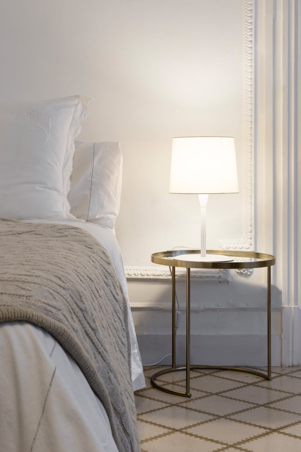 Lámpara de sobremesa CONGA blanca de FARO modelo 64310-04 en ambiente interior de sala de estar, diseño moderno con base de acero y pantalla textil para iluminación hospitality