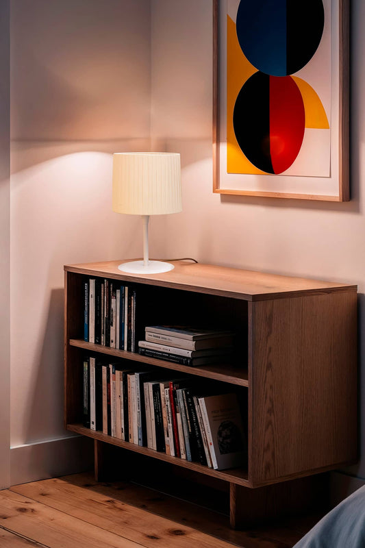 Lámpara de sobremesa SAMBA de FARO en blanco con encintado beige textil y acero, en ambiente interior de sala de estar para hogar y hospitality.