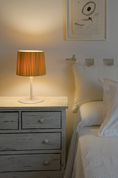 Lámpara de sobremesa SAMBA blanca con pantalla encintada amarilla de FARO en ambiente interior moderno, iluminación LED en acero y textil para hogar y hospitality, modelo 64310-39