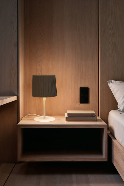 Lámpara de sobremesa SAMBA de FARO en blanco con encintado verde (modelo 64310-40), en ambiente interior moderno para iluminación de mesa en hogar o hospitalidad, diseño contemporáneo.