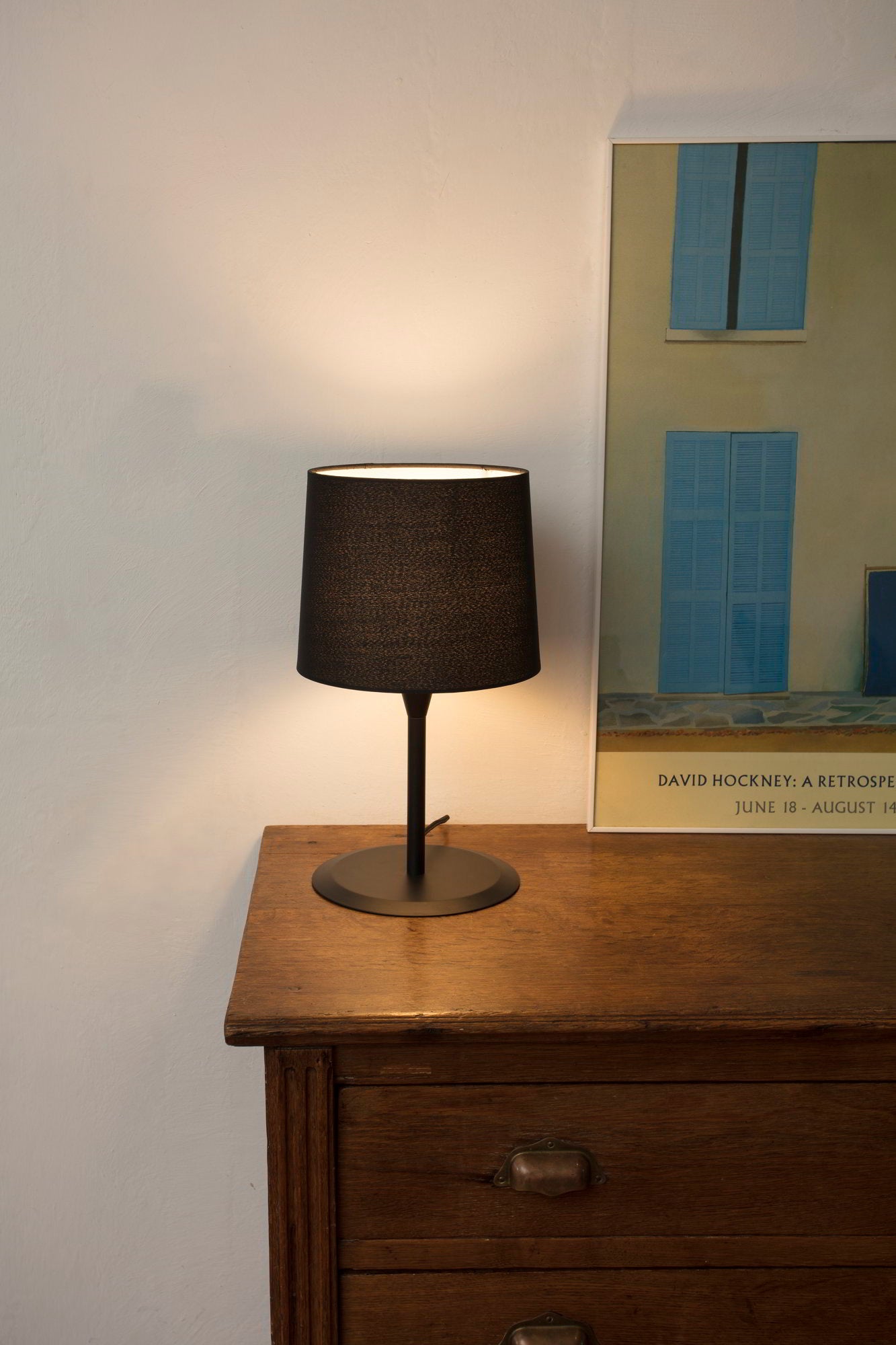 Lámpara de sobremesa Conga negra de Faro modelo 64311-06 en ambiente interior minimalista, diseño en acero y textil para iluminación hospitality