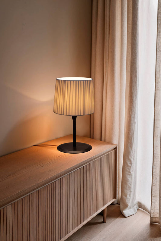 Lámpara de mesa SAMBA negra mate y beige de FARO (64311-38) en ambiente interior sobremesa, diseño en acero y textil para hospitality