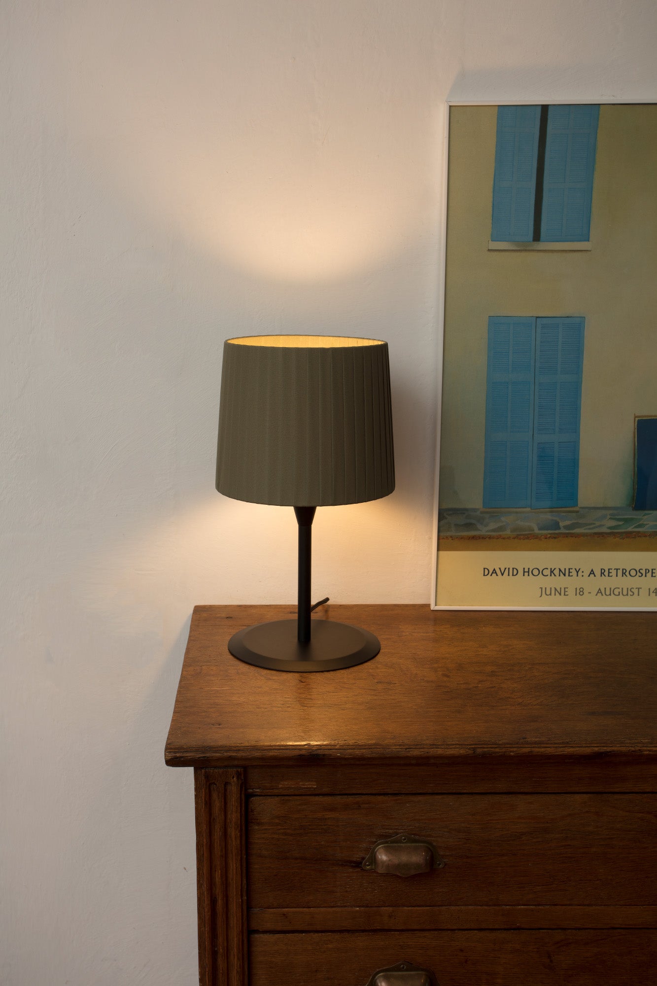 Lámpara de mesa Samba negra y verde de Faro (64311-40) en ambiente interior de hospitality, diseño sobremesa con estructura de acero textil para iluminación superficial