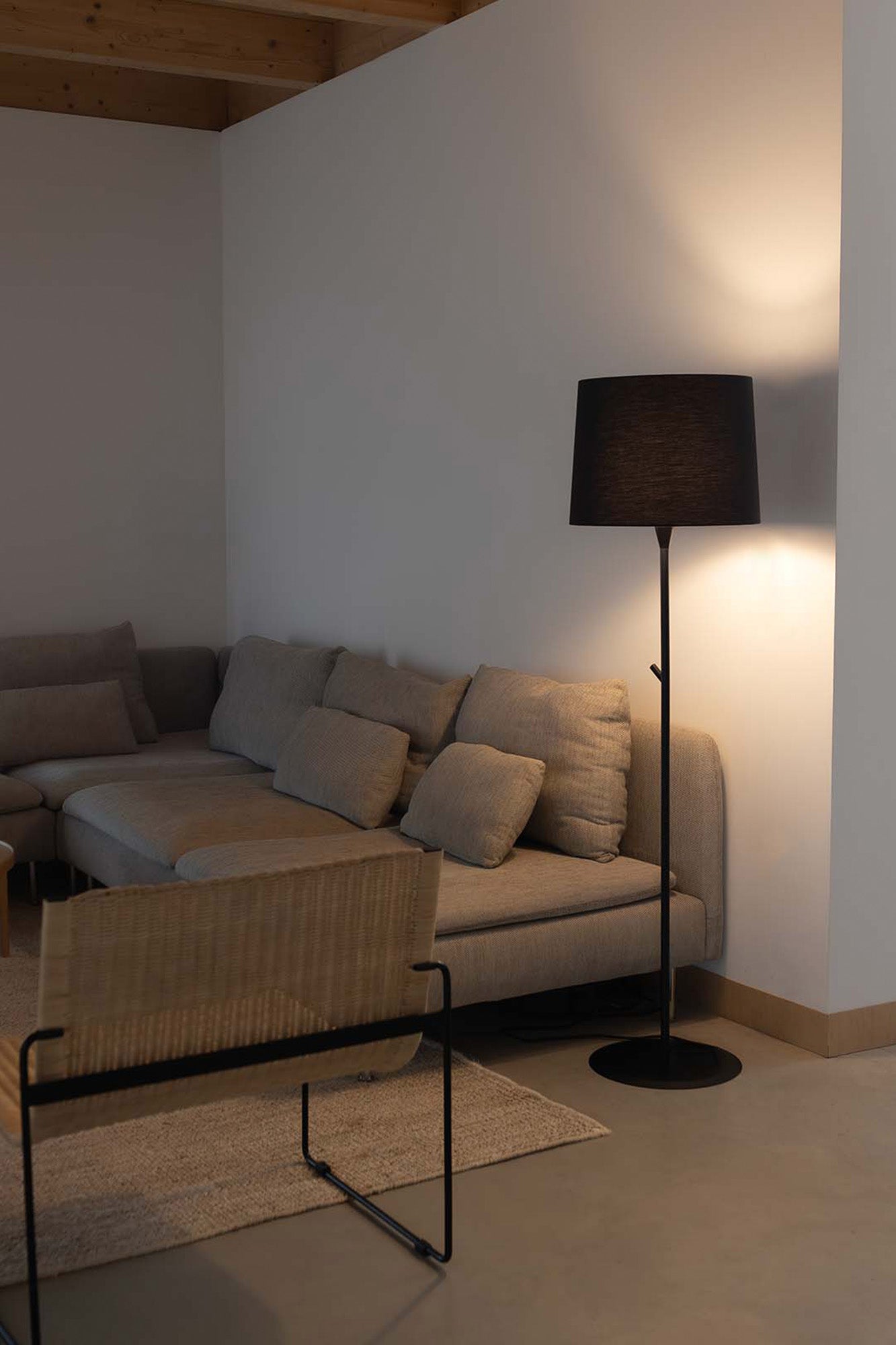 Lámpara de pie CONGA negra de FARO (ref. 64313-09) en ambiente interior hogareño, con estructura de acero y pantalla textil, luminaria de superficie ideal para iluminación hogar y hospitality.