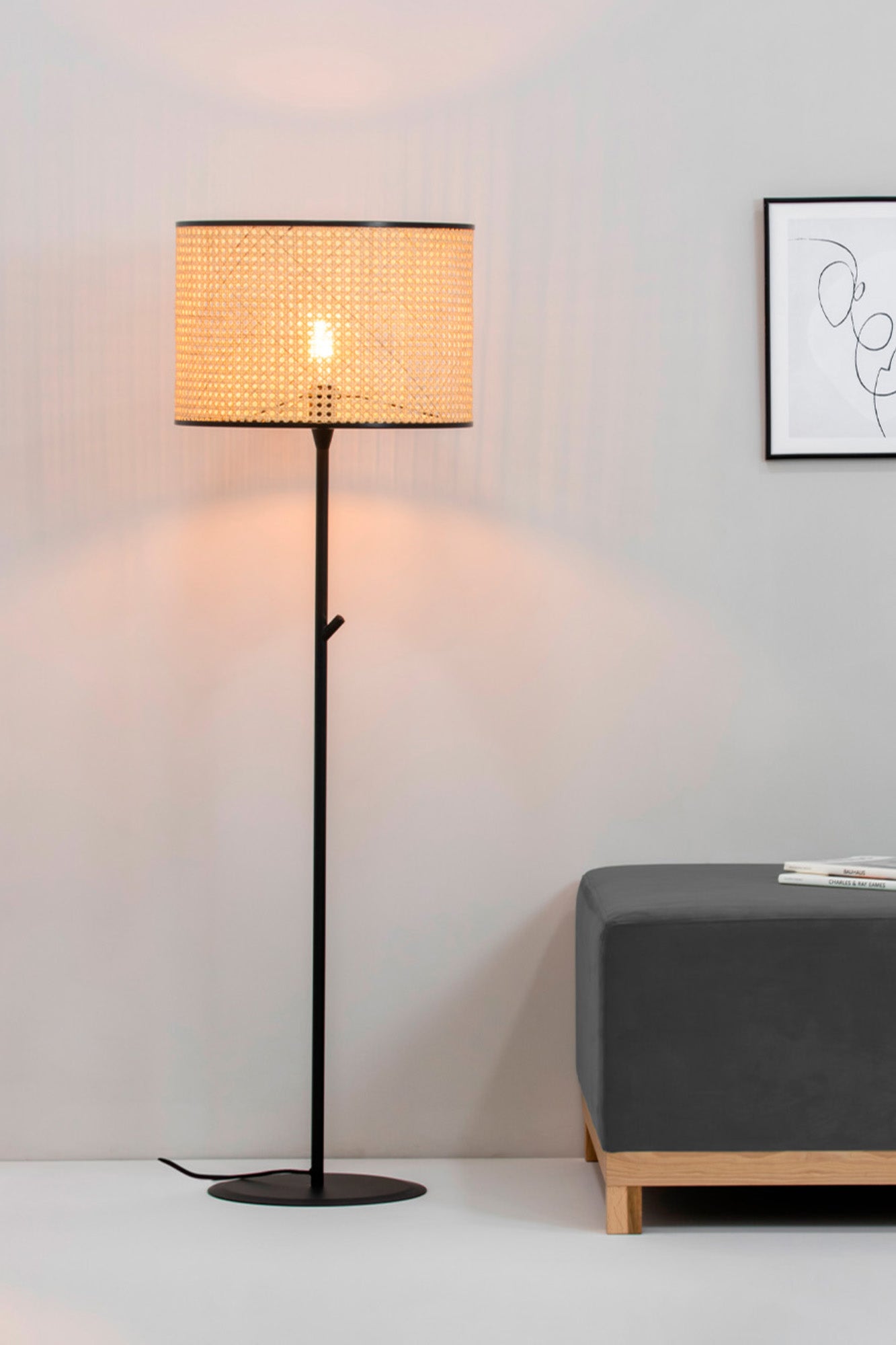 Lámpara de pie MAMBO negra con ratán natural en ambiente interior moderno, diseño acero para iluminación hospitality - FARO 64313-49