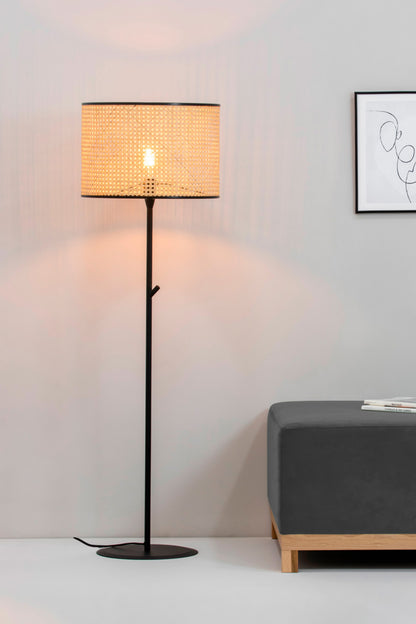 Lámpara de pie MAMBO negra con ratán natural en ambiente interior moderno, diseño acero para iluminación hospitality - FARO 64313-49