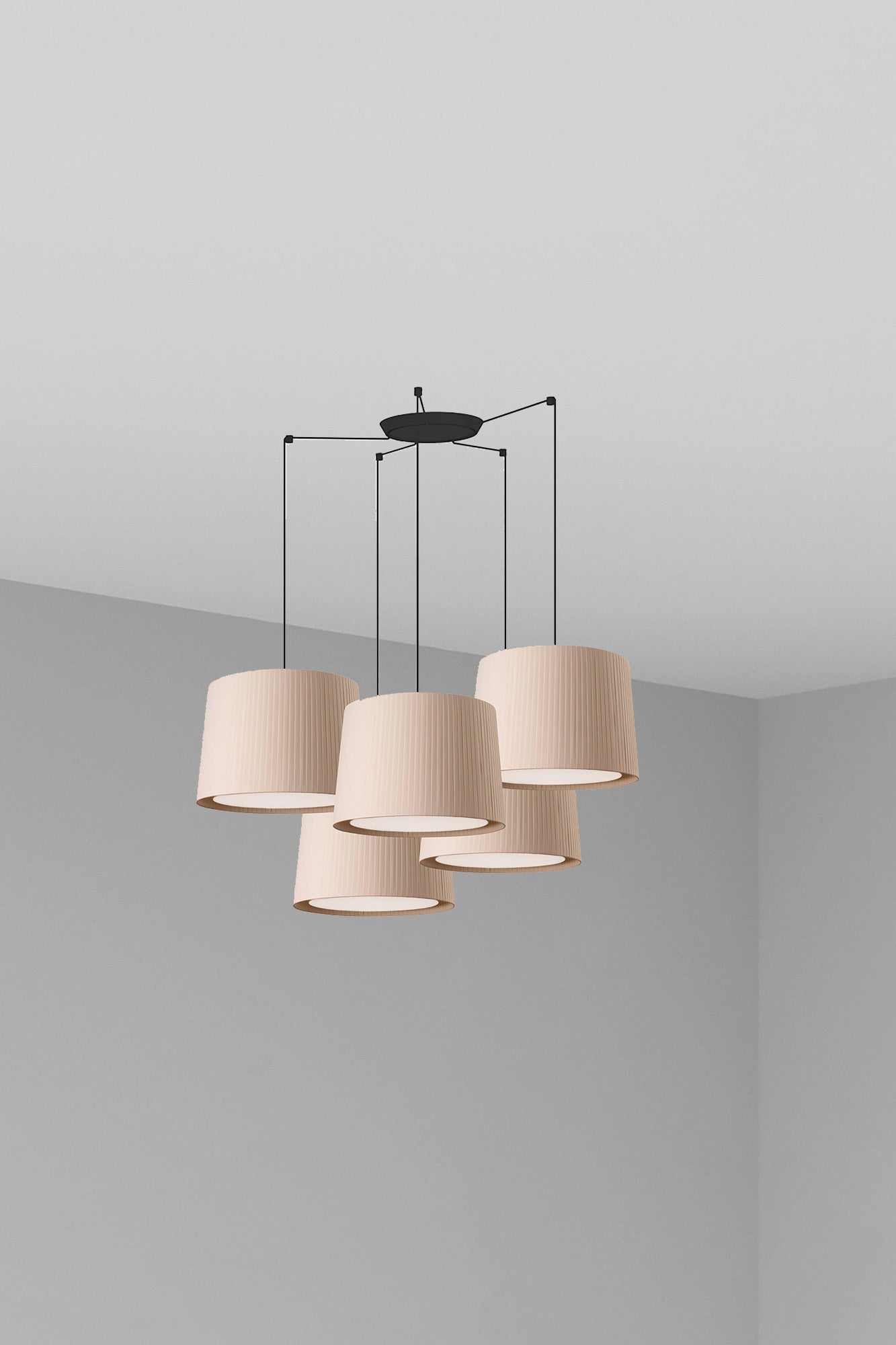 Lámpara colgante SAMBA 5L de FARO en negro y beige, diseño textil y acero para iluminación interior en hogar y hospitality, modelo 64314-44-5L