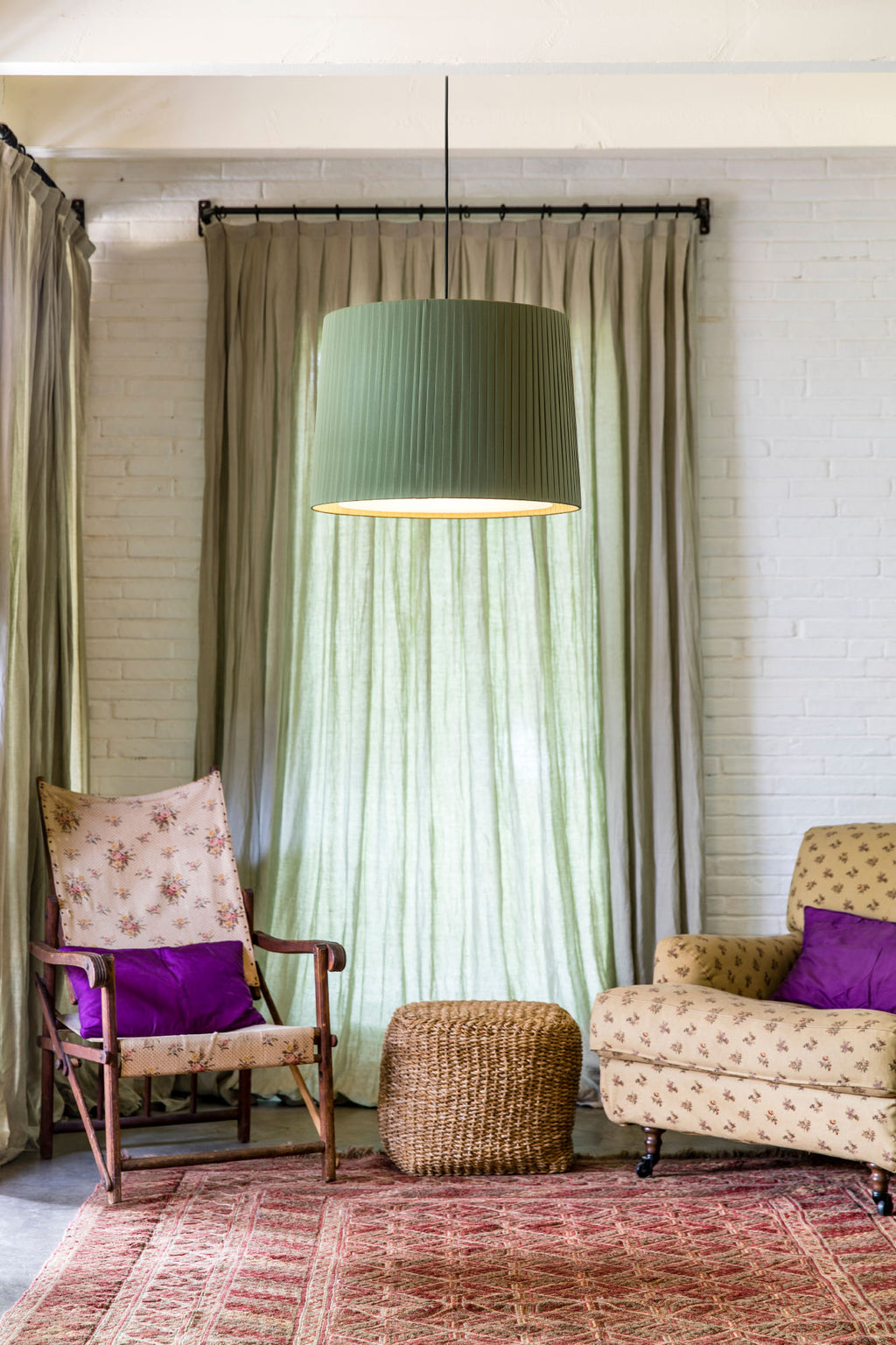 Lámpara colgante SAMBA negra con encintado verde ø450 mm de FARO (64314-46) en ambiente interior de sala de estar, iluminación suspensión en acero y textil para hospitality