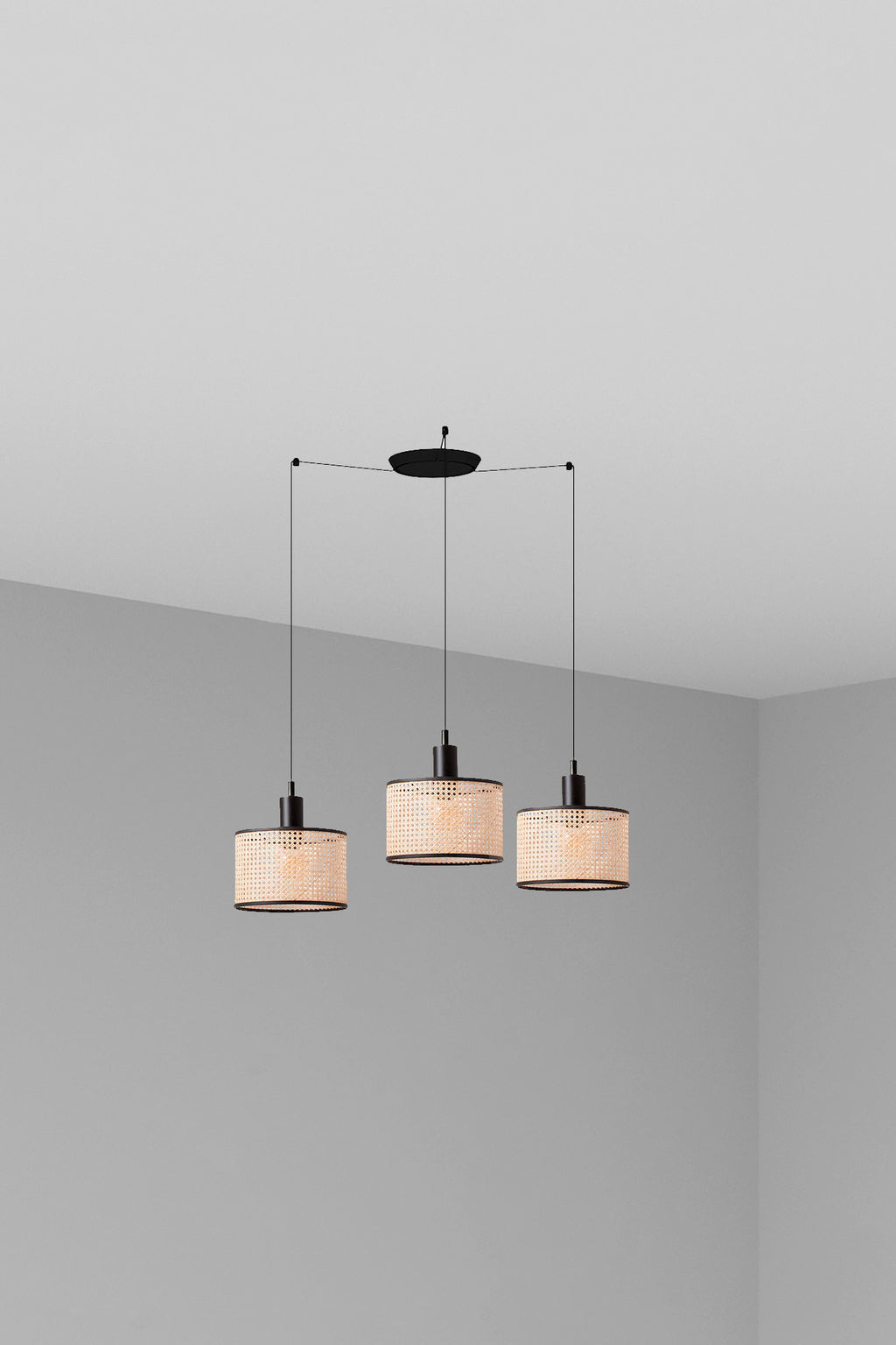 Lámpara colgante MAMBO 210 3L en negro mate y ratán natural, diseño FARO para iluminación interior en salas de estar y habitaciones de hospitality