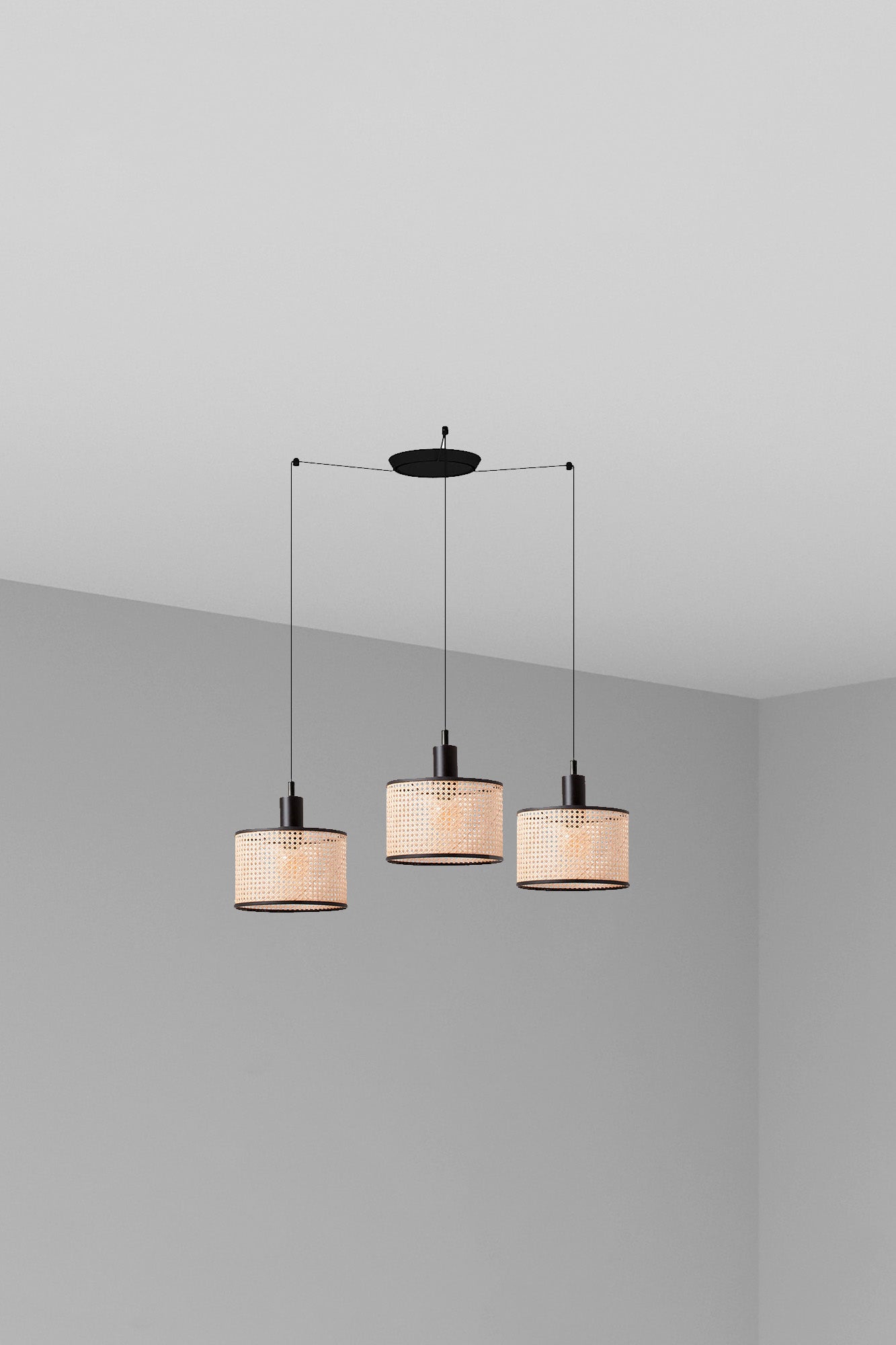 Lámpara colgante MAMBO 210 3L en negro mate y ratán natural, diseño FARO para iluminación interior en salas de estar y habitaciones de hospitality