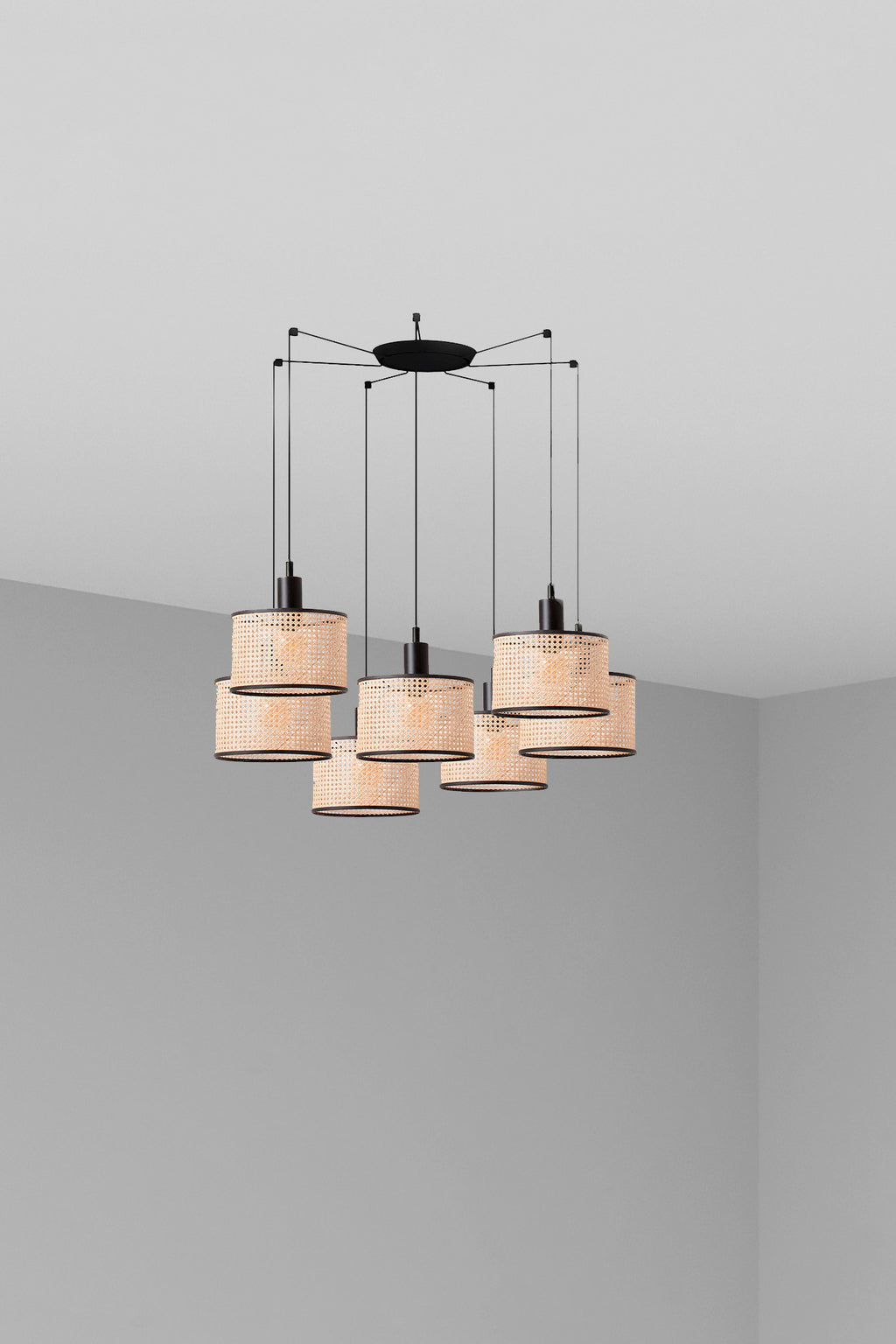 Lámpara colgante MAMBO 210 7L negra con ratán natural de FARO, iluminación LED interior para salas de estar y habitaciones, modelo 64314-47-7L en acero y ratán.