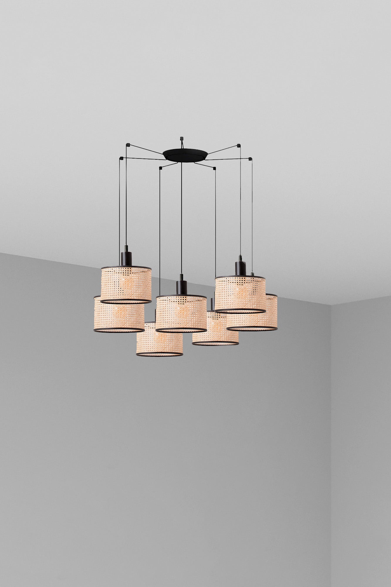 Lámpara colgante MAMBO 210 7L negra con ratán natural de FARO, iluminación LED interior para salas de estar y habitaciones, modelo 64314-47-7L en acero y ratán.