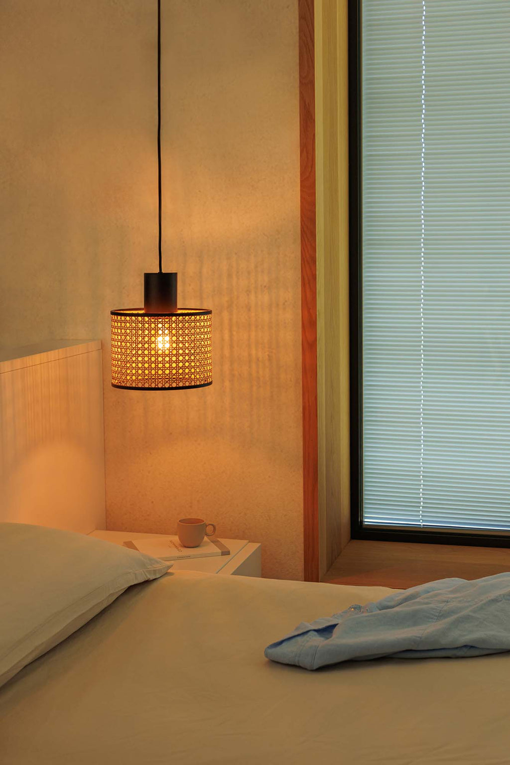 Lámpara colgante MAMBO 210 de FARO en negro mate y ratán, suspensión interior para hospitality con iluminación E27 LED y estructura de acero en ambiente acogedor.