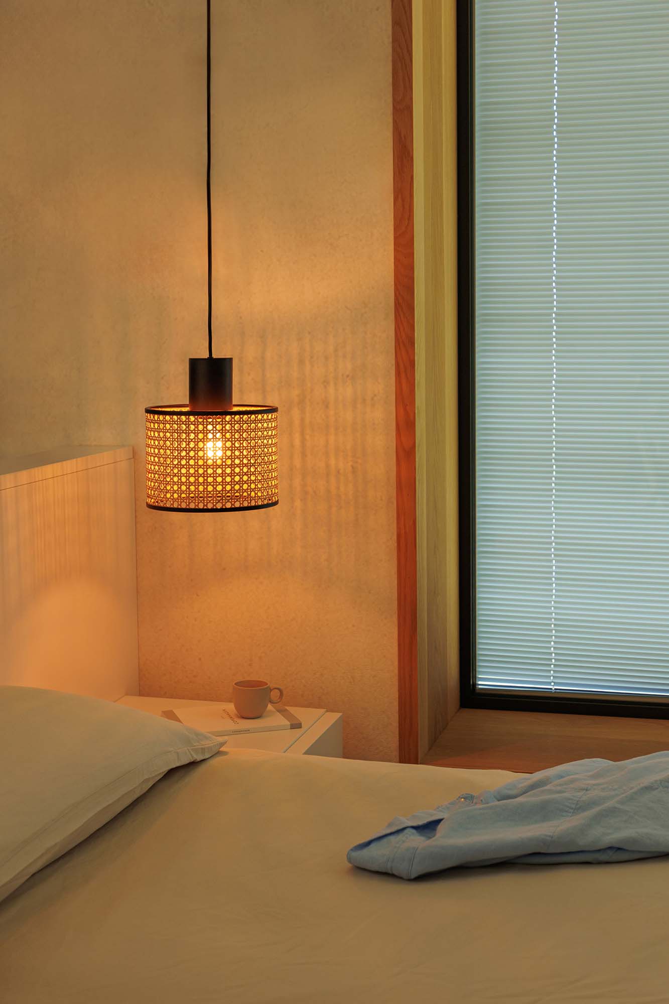 Lámpara colgante MAMBO 210 de FARO en negro mate y ratán, suspensión interior para hospitality con iluminación E27 LED y estructura de acero en ambiente acogedor.