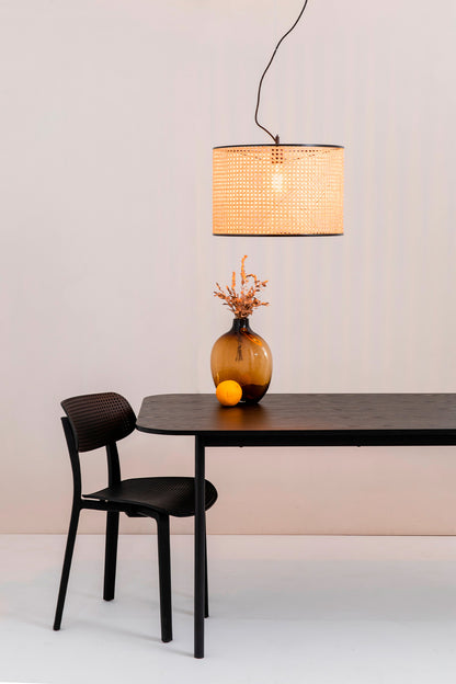 Lámpara colgante MAMBO 320 de FARO en negro mate y ratán natural (ref. 64314-48), suspendida en ambiente interior de sala de estar moderna, ideal para iluminación cálida en habitaciones y espacios hospitality.
