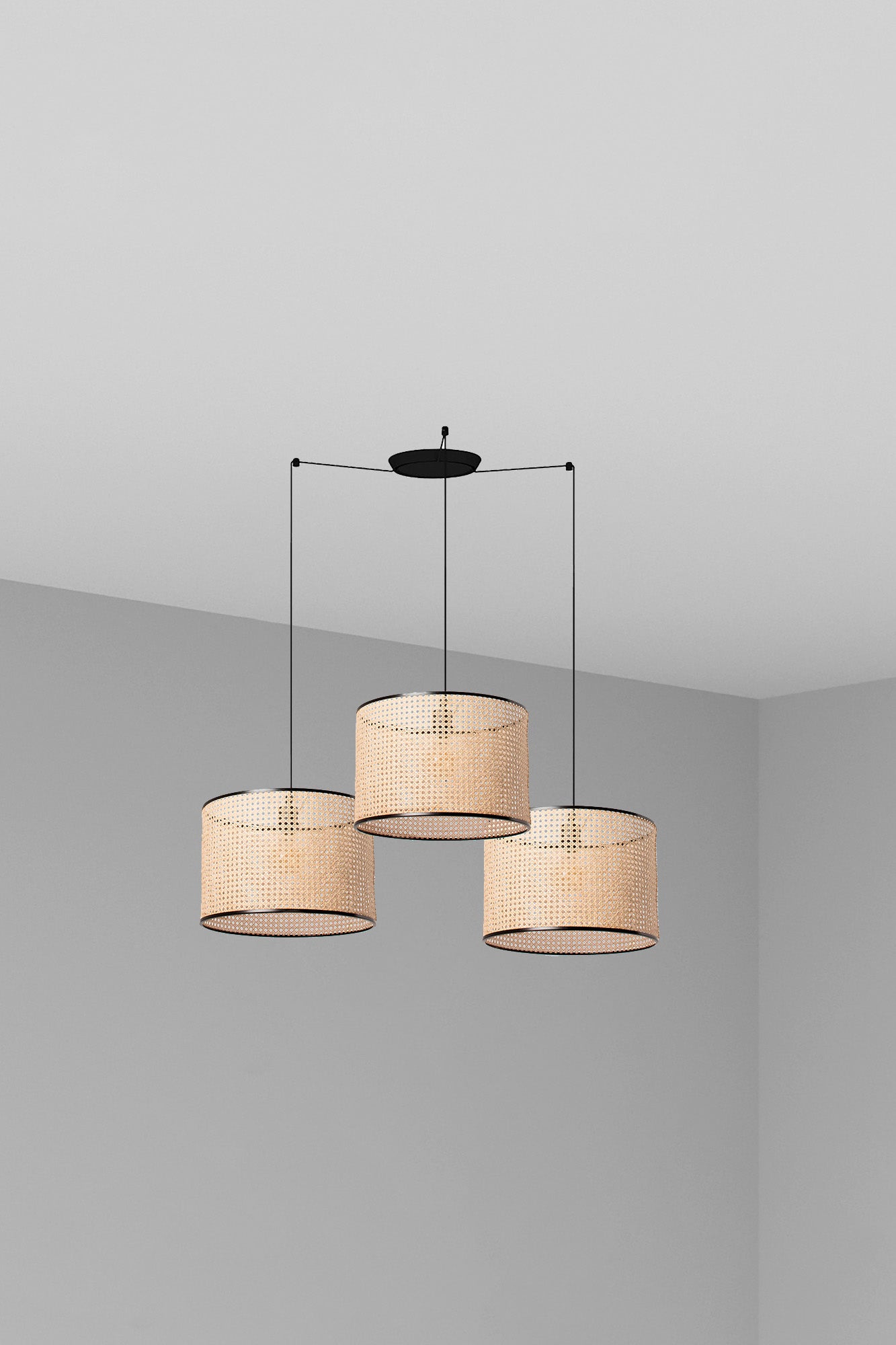 Lámpara colgante MAMBO 450 3L negra mate con ratán natural de FARO (64314-49-3L), iluminación suspensión LED E27 para salas de estar, habitaciones e interior hospitality