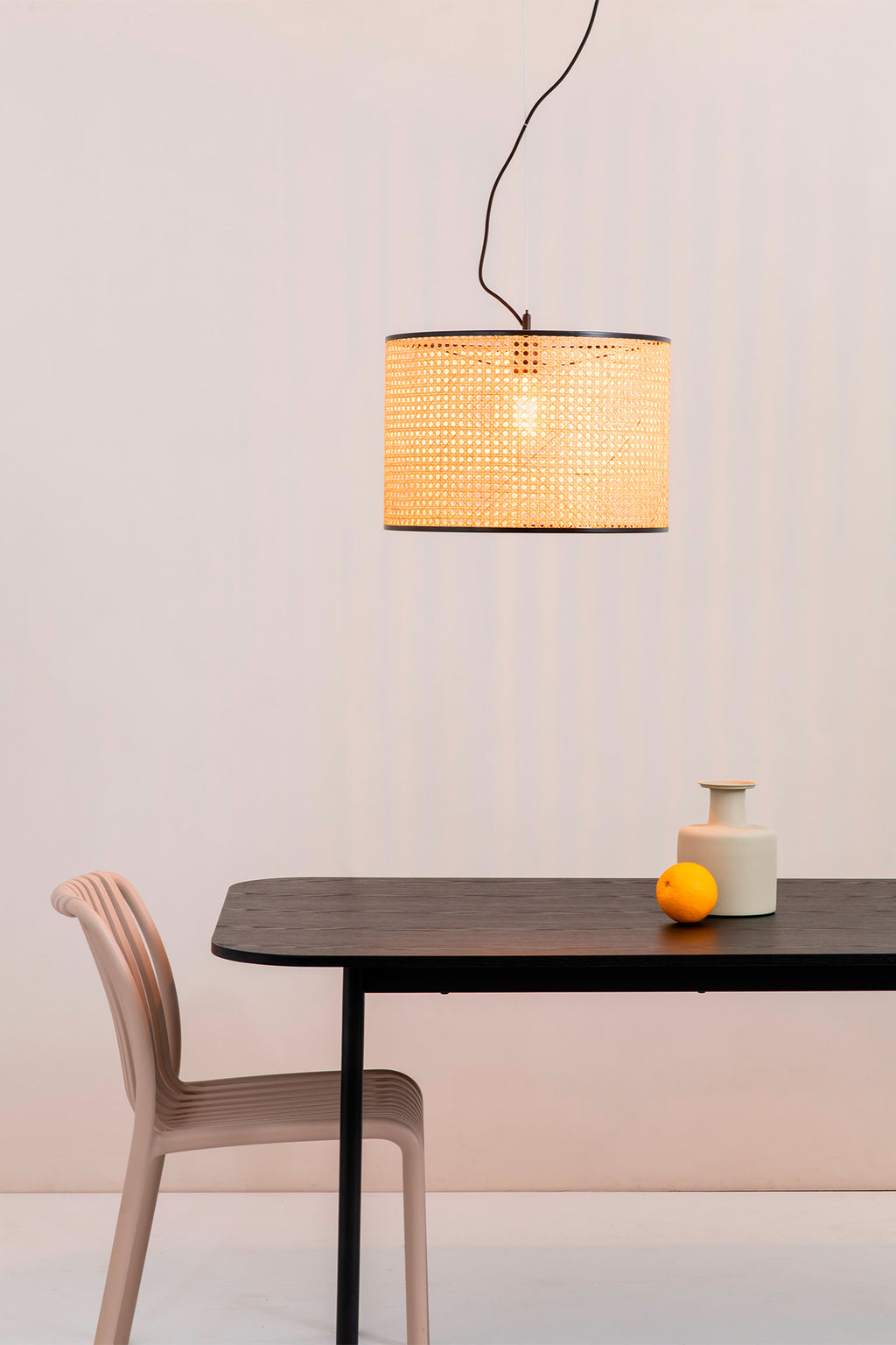 Imagen ambiente de lámpara colgante MAMBO 450 en negro mate y ratán natural de FARO, iluminando interior de hogar o espacio hospitality con suspensión E27 LED, iluminación cálida y diseño moderno.