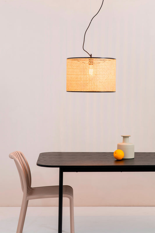 Imagen ambiente de lámpara colgante MAMBO 450 en negro mate y ratán natural de FARO, iluminando interior de hogar o espacio hospitality con suspensión E27 LED, iluminación cálida y diseño moderno.