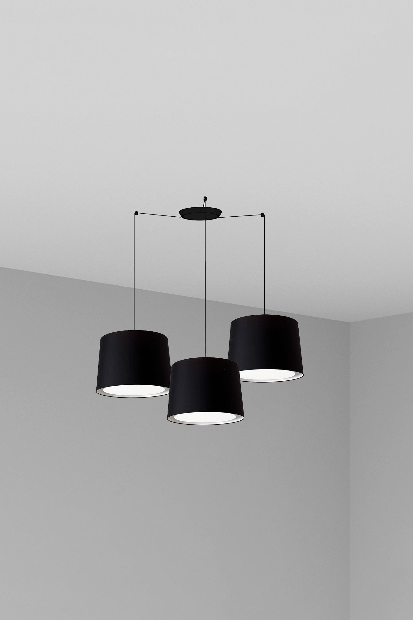 Lámpara colgante CONGA 3L negra de FARO, diseño moderno en acero y papiro textil para iluminación interior en hogar y hospitality, modelo 64314-56-3L.