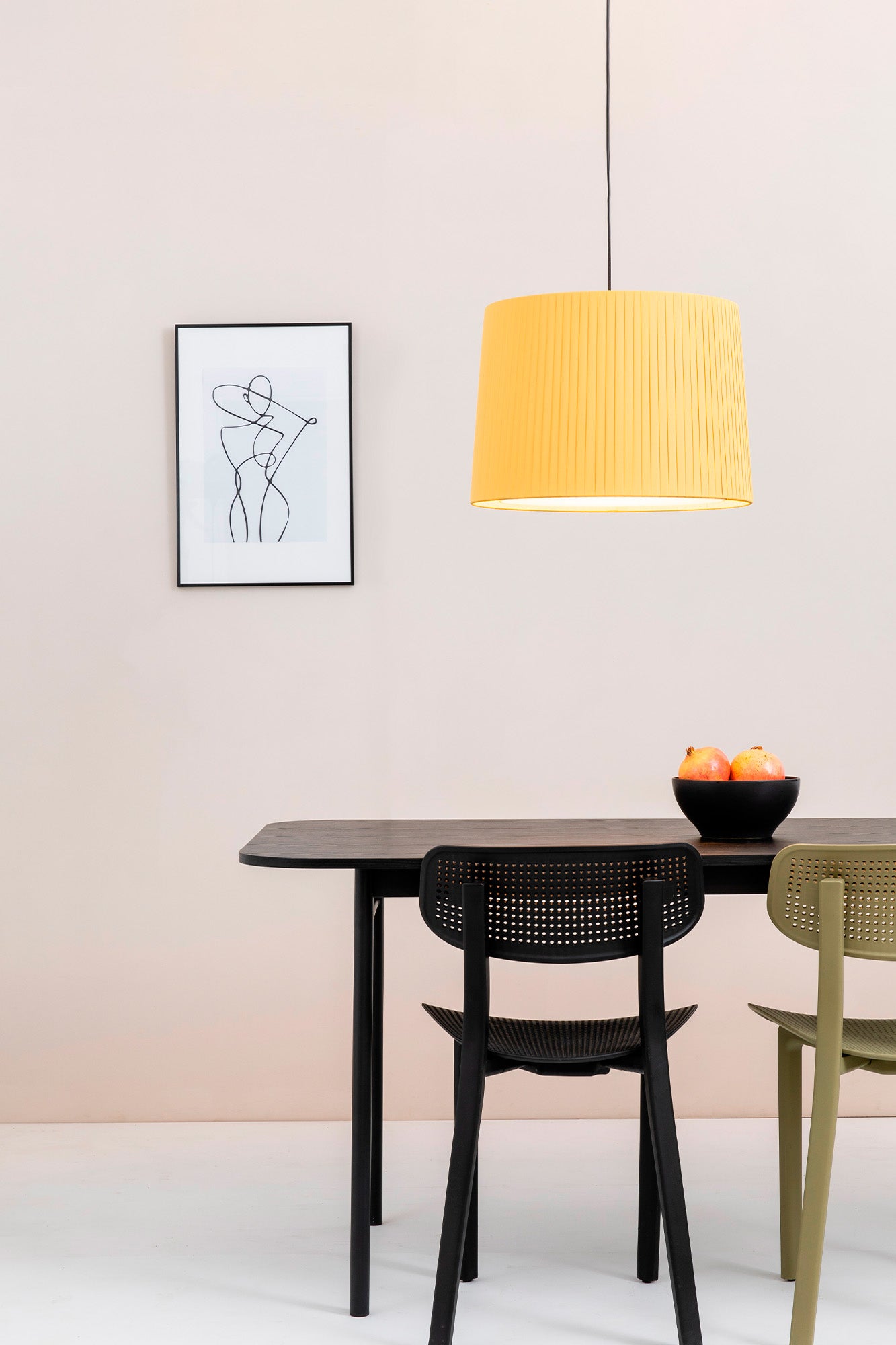 Lámpara colgante SAMBA negra con encintado amarillo de FARO en ambiente interior de sala de estar, iluminación LED de suspensión techo en acero y textil para habitaciones y hospitality.