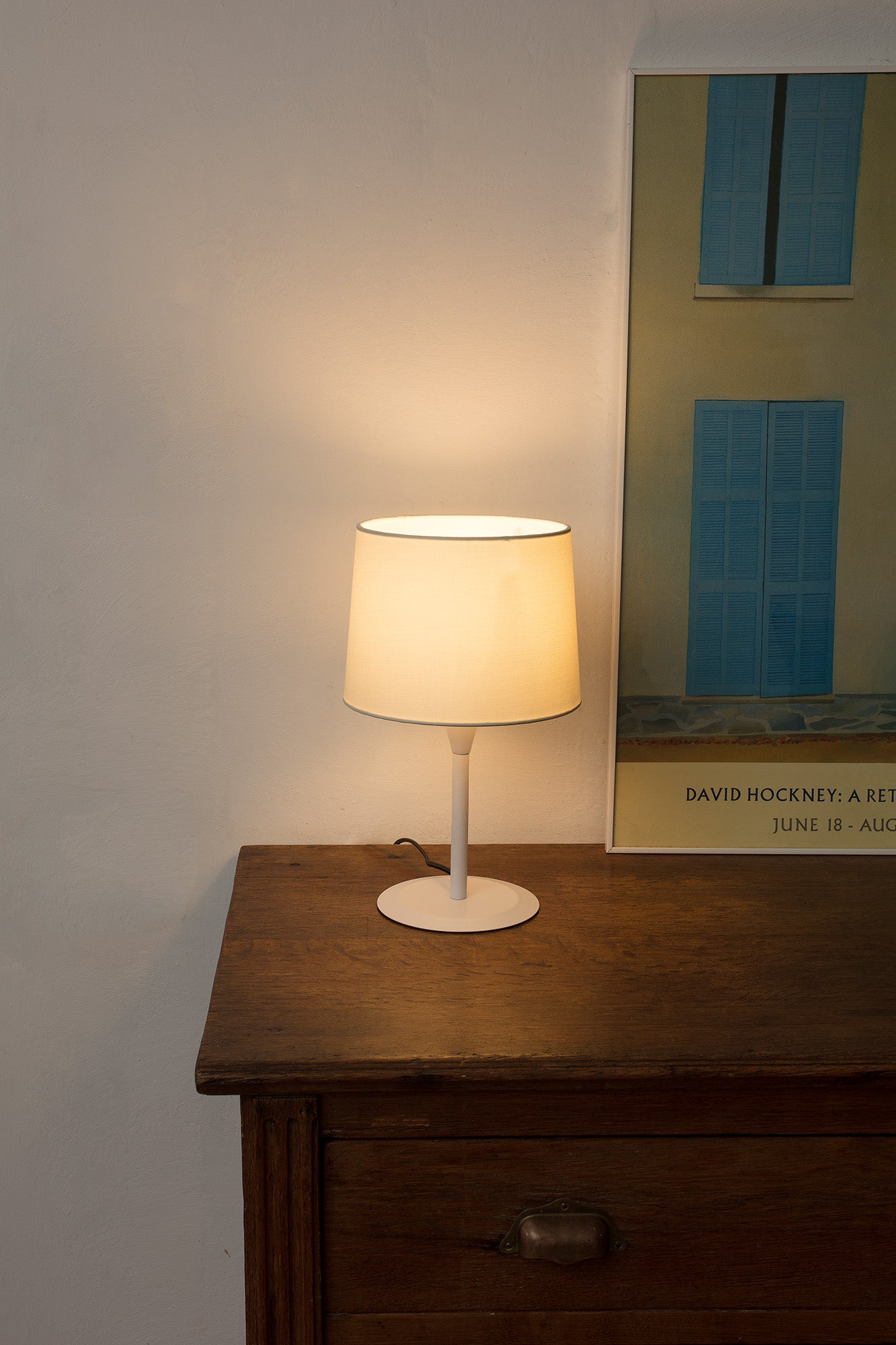 Lámpara de sobremesa CONGA S blanca y beige de FARO (64316-02) en ambiente interior hogareño, diseño en acero y textil para iluminación LED en hogar y hospitality