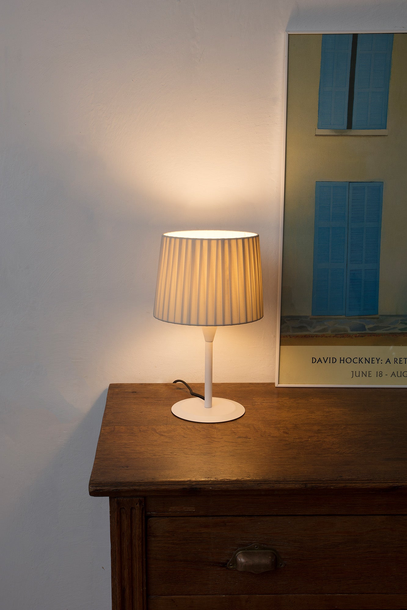 Lámpara de mesa Mini SAMBA S blanca con encintado beige de FARO en ambiente interior, iluminación LED sobremesa para hospitality y decoración samba