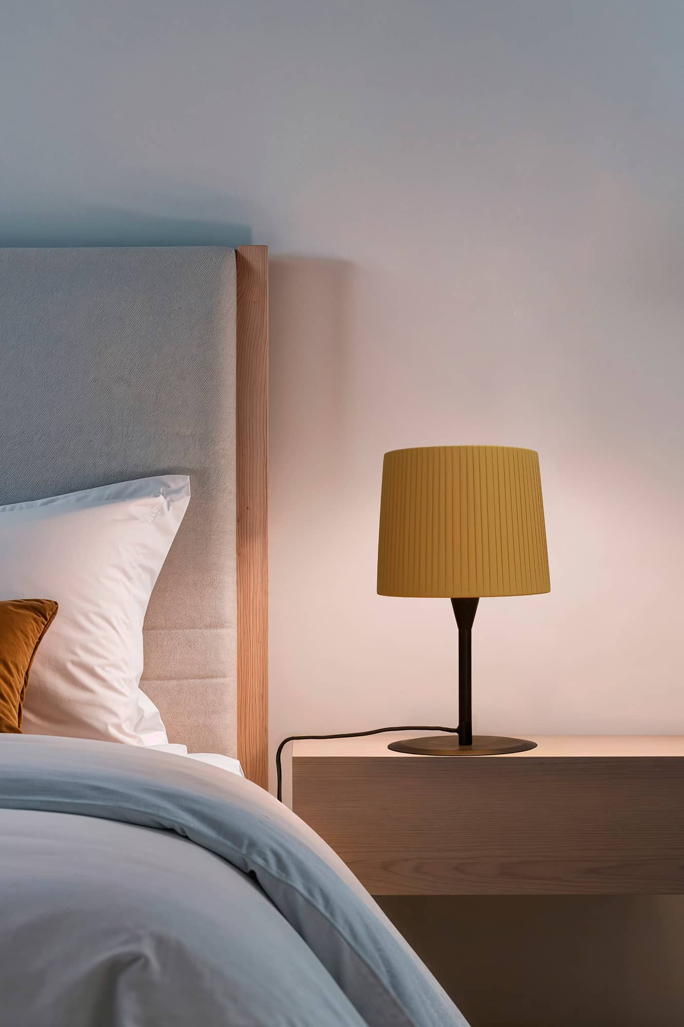 Lámpara de sobremesa SAMBA S Mini de FARO en negro con encintado amarillo, diseño moderno para interior y hospitality, iluminación LED E27 en ambiente acogedor