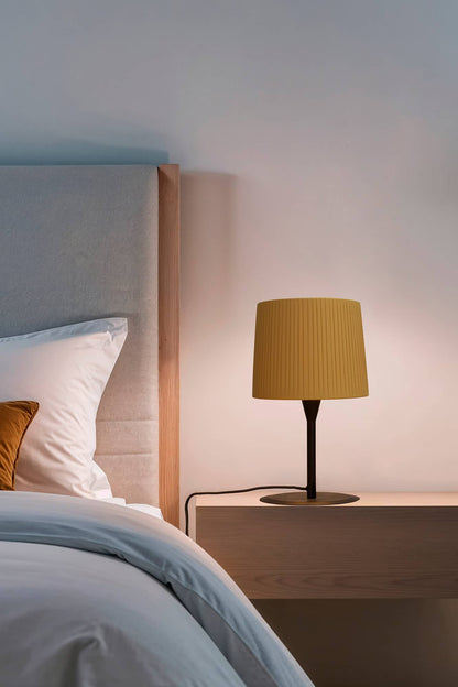 Lámpara de sobremesa SAMBA S Mini de FARO en negro con encintado amarillo, diseño moderno para interior y hospitality, iluminación LED E27 en ambiente acogedor