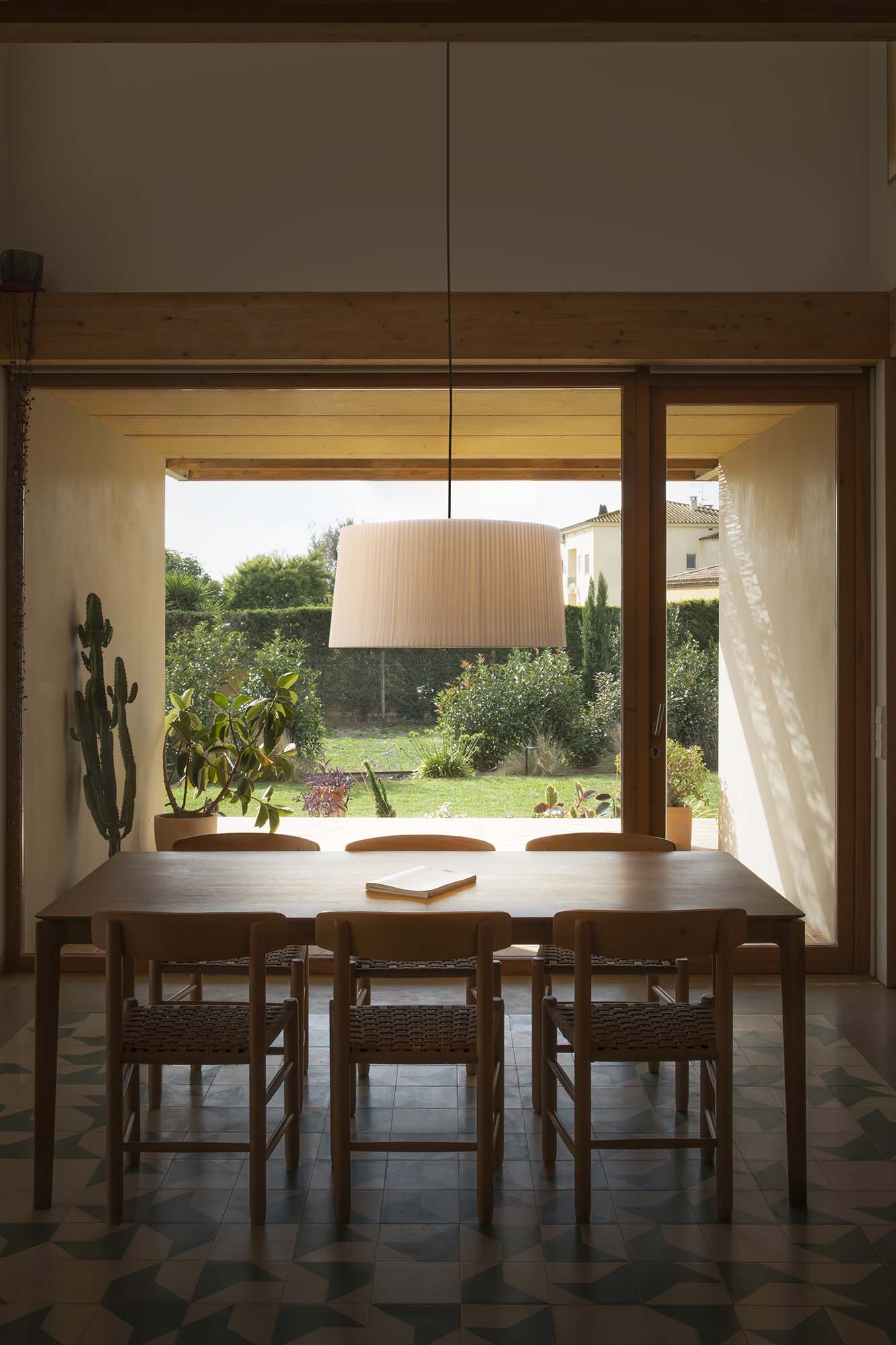 Lámpara colgante SAMBA 700 de FARO en negro mate y beige textil, suspensión de acero para interior, iluminando un dormitorio moderno con luz LED suave, ideal para salones y hoteles.