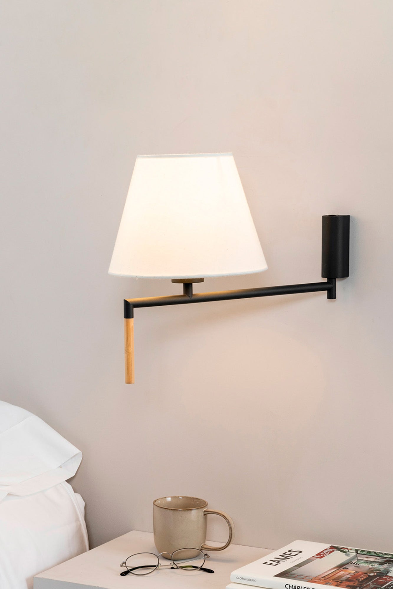 Aplique de pared RON de FARO modelo 64400-11 en gris oscuro y beige, luminaria interior contemporánea de acero y textil montada en ambiente hogareño moderno.