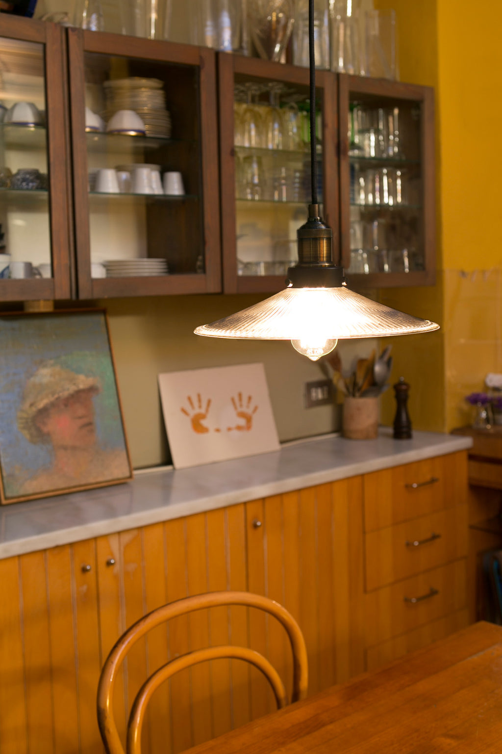 Luminaria colgante HALITA transparente de FARO (65071) en ambiente interior moderno, con estructura de cristal y acero en oro viejo para iluminación elegante.