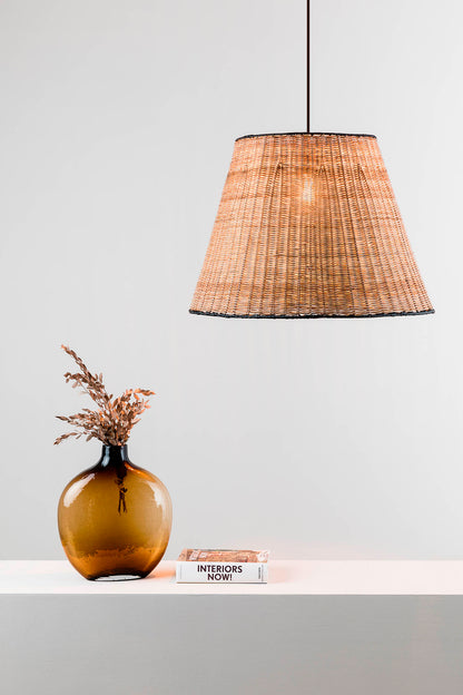 Lámpara colgante SUMBA negra con ratán de FARO modelo 65134-72 en ambiente interior de hogar o hospitality, iluminación suspensión rústica y moderna