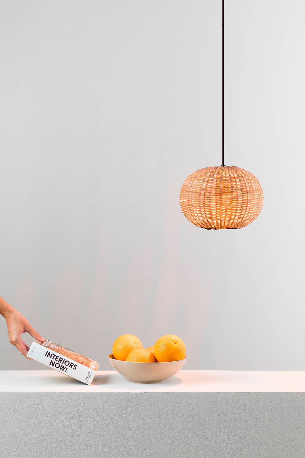 Luminaria colgante HAKA 250 negra y ratán de FARO en ambiente mediterráneo interior, ideal para salas de estar y hoteles, diseño suspensión acero y ratán natural.