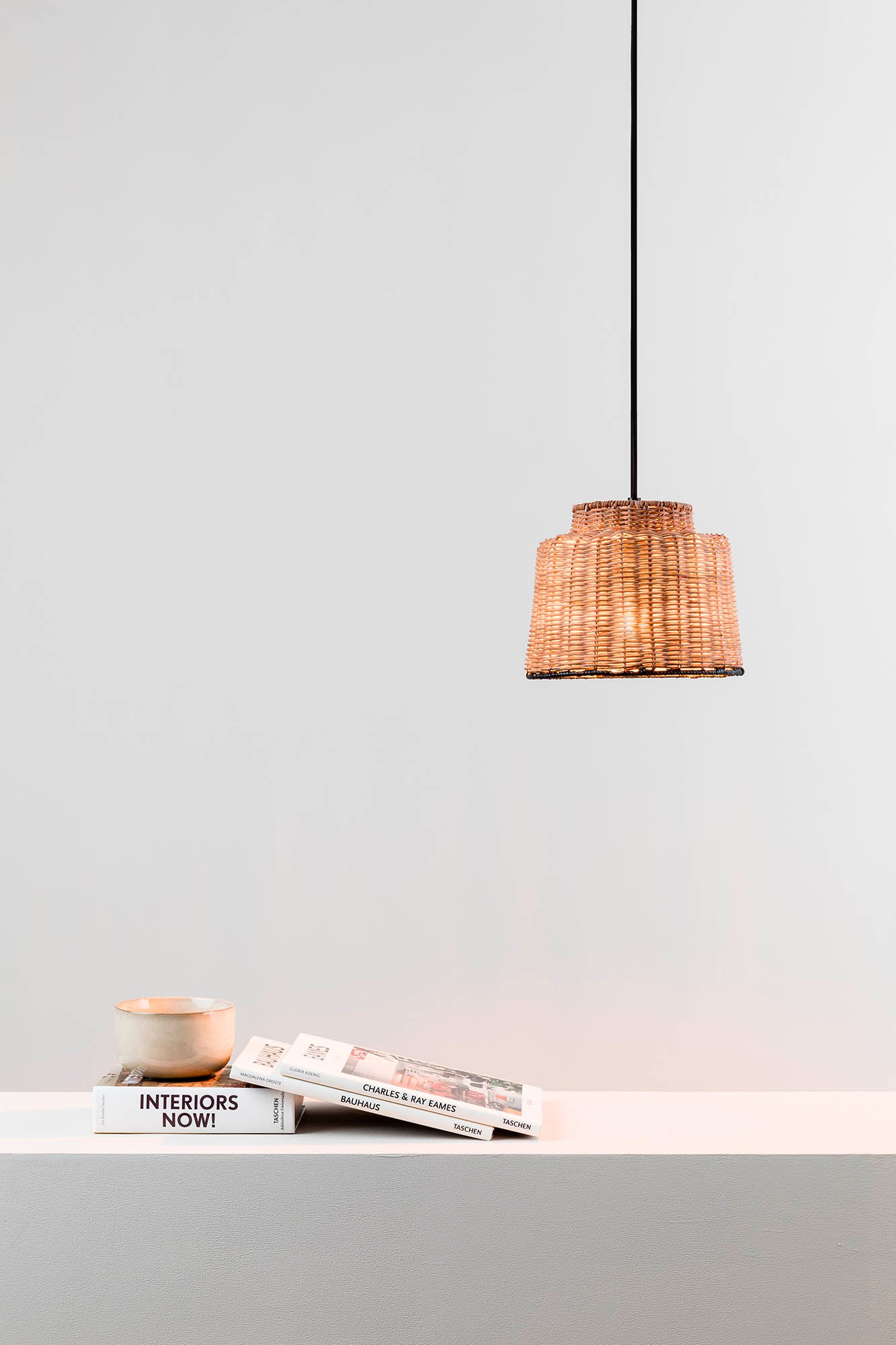 Lámpara colgante SAIPAN negra con ratán de FARO (65134-76), estilo mediterráneo en ambiente interior de sala de estar, iluminación cálida para hogar moderno