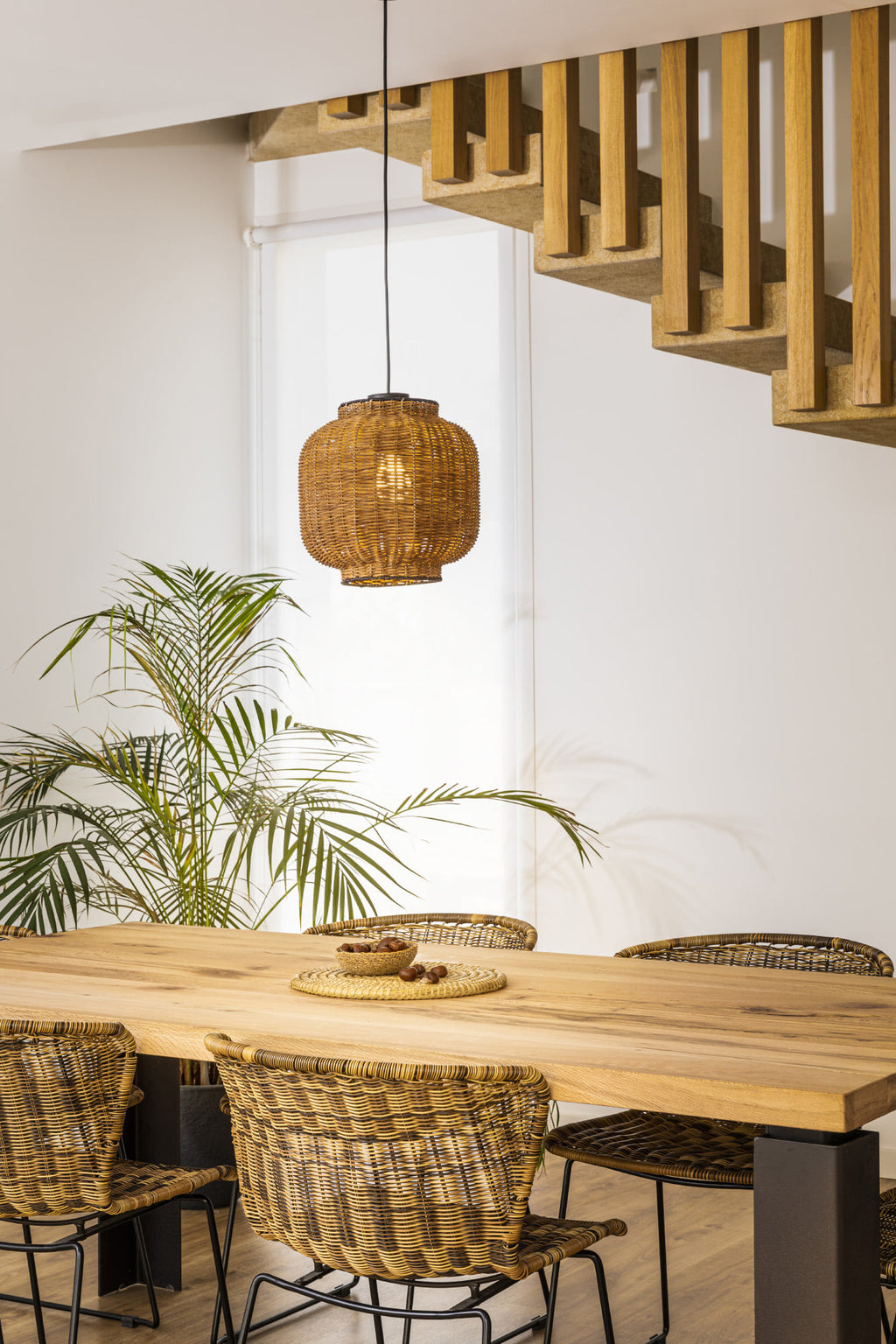 Lámpara colgante TUPAI negra con ratán de FARO modelo 65134-77 en ambiente de sala de estar estilo oriental, iluminación LED interior