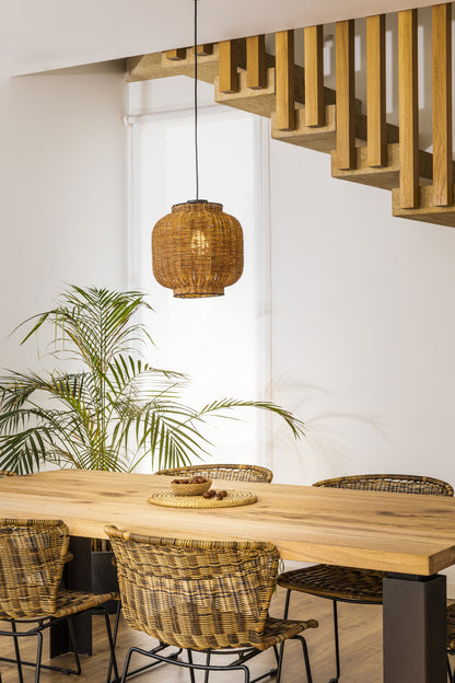 Lámpara colgante TUPAI negra con ratán de FARO modelo 65134-77 en ambiente de sala de estar estilo oriental, iluminación LED interior