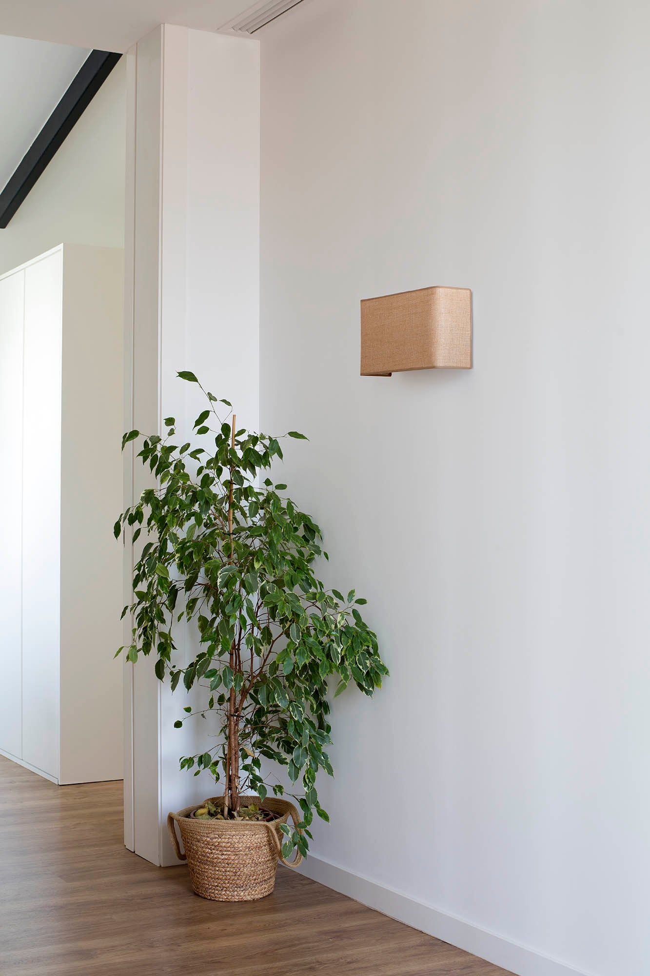 Aplique de pared OTTON RCT Yute Horizontal 2L FARO 66401-108 en ambiente interior, iluminación decorativa marrón con luminaria superficie de yute para hogar, hotel y restaurante