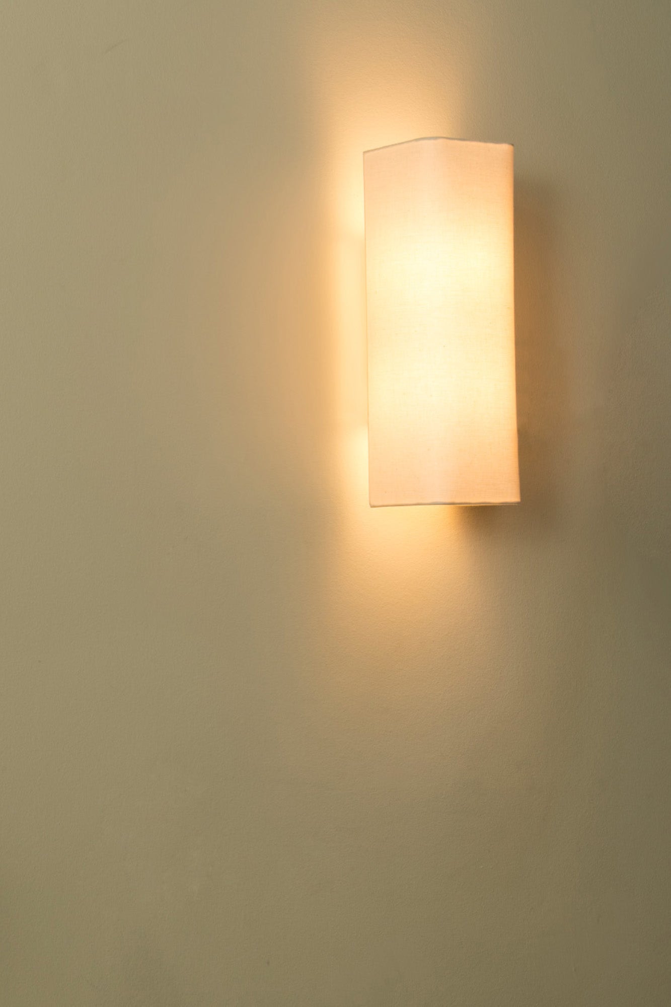 Vista ambiente de aplique de pared COTTON RCT Beige Vertical 2L, modelo 66405 de FARO, luminaria de superficie textil para interior con iluminación decorativa en hogar, acabado acero blanco mate.