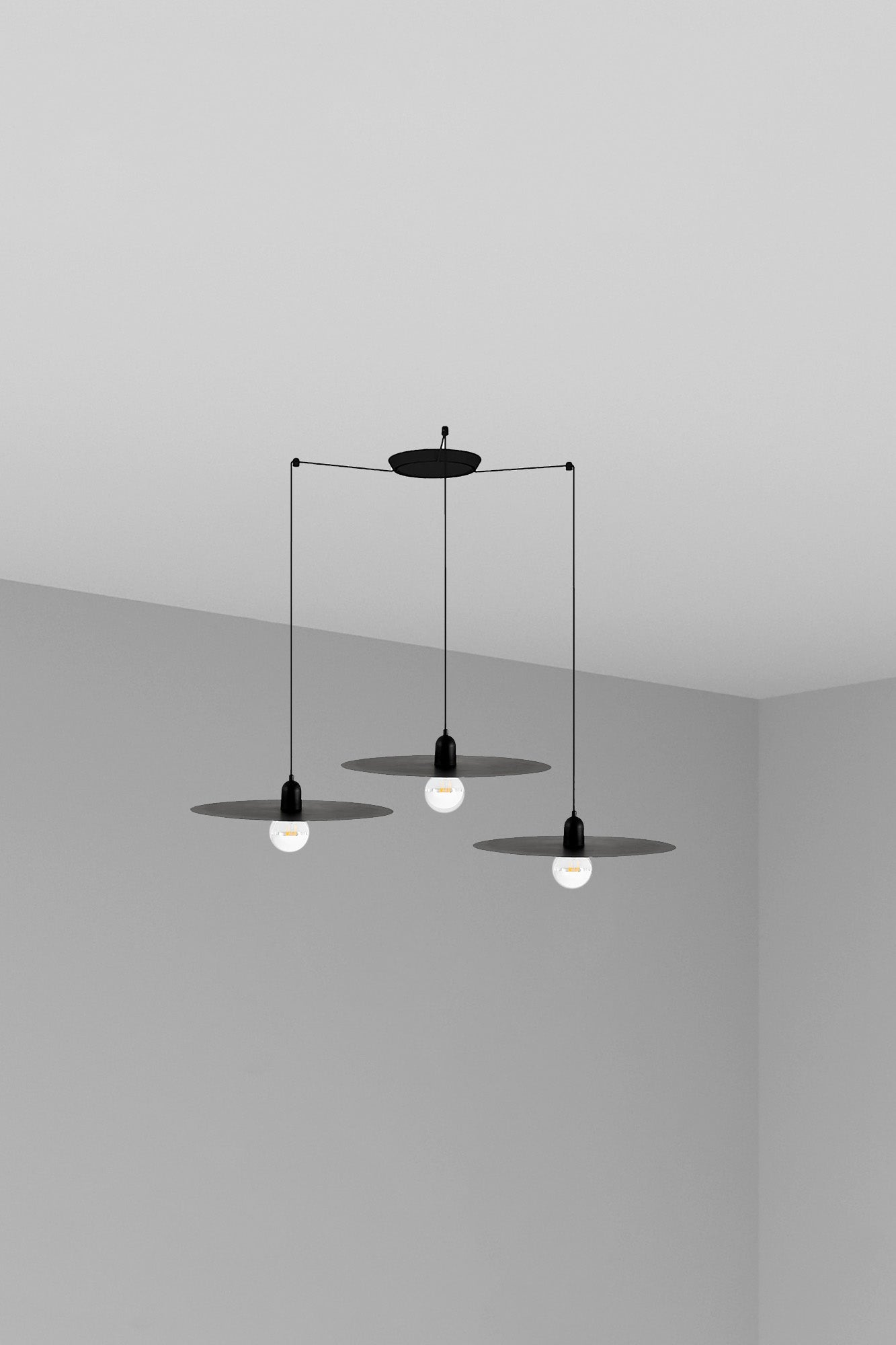 Luminaria colgante PLAT 3L negra FARO 68145-3L, diseño escandinavo en acero para interior con 3 luces E27 LED suspension LUZGURU
