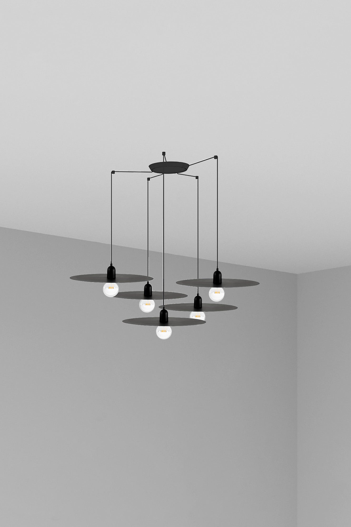 Luminaria colgante Plat 5L negra de Faro (68145-5L), diseño escandinavo en acero para interior, suspensión con 5 luces para hogar moderno