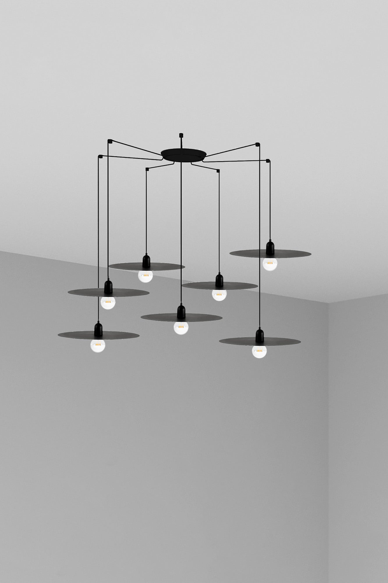 Luminaria colgante negra PLAT 7L de FARO, estilo escandinavo en acero con 7 luces LED E27 para interior, modelo 68145-7L