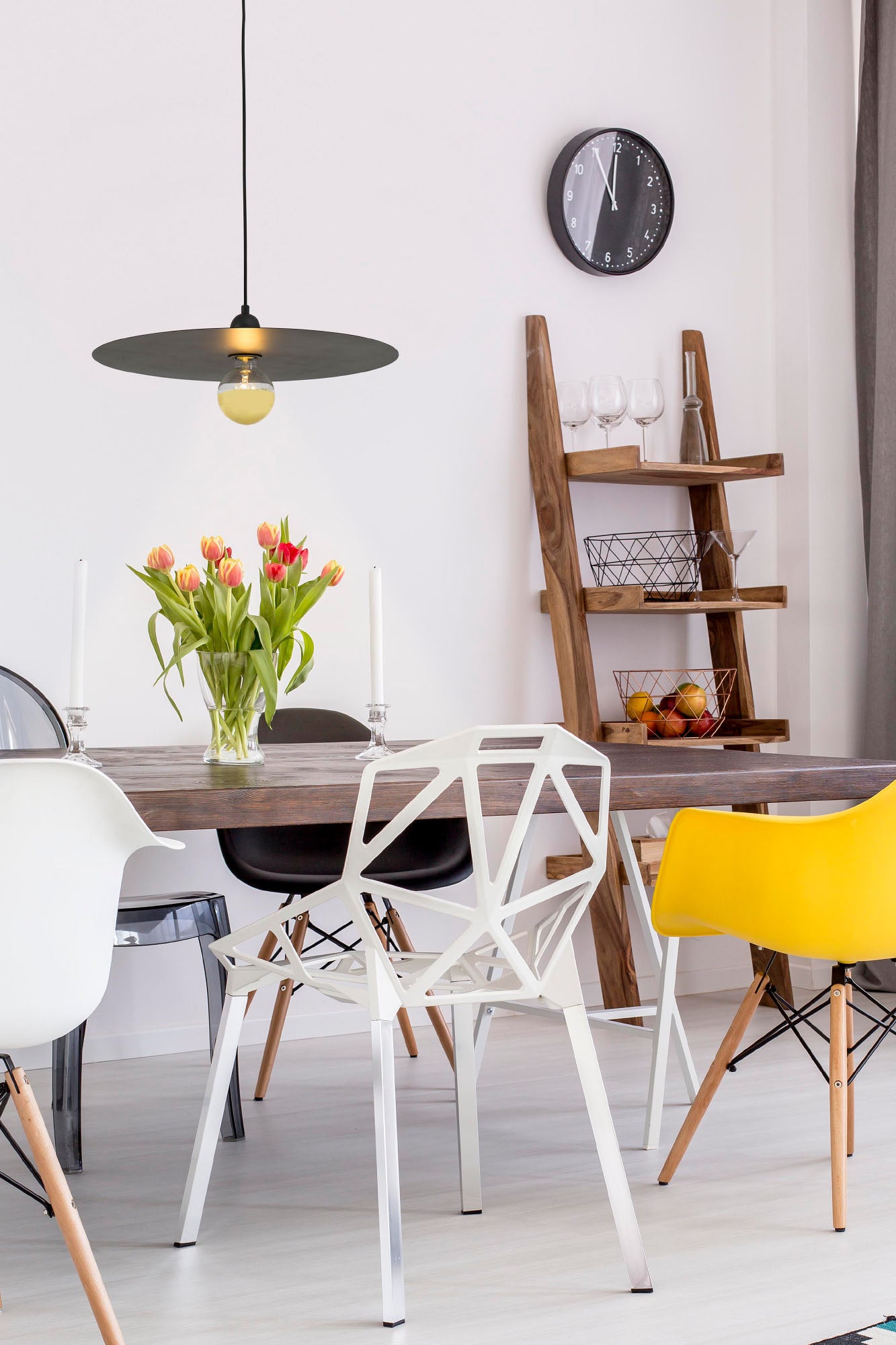 Lámpara colgante PLAT negra de FARO, modelo 68145, en estilo escandinavo minimalista de acero con bombilla LED E27, iluminando un ambiente interior moderno.