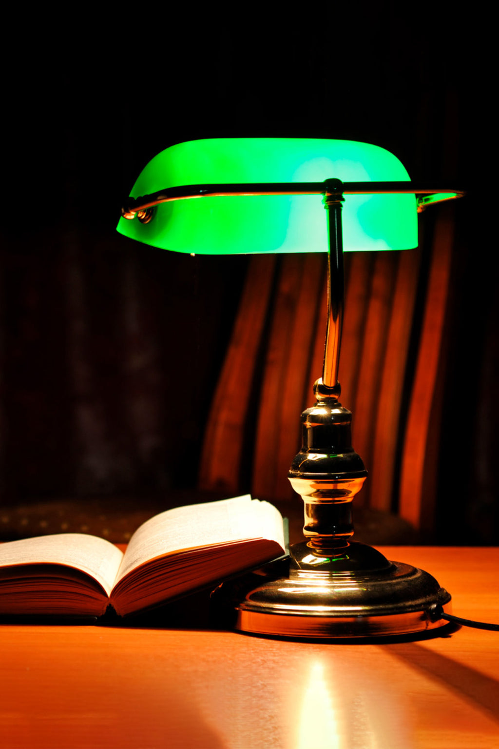 Lámpara de sobremesa Banker en oro envejecido de Faro modelo 68334 en ambiente interior de estudio con iluminación LED, acero y cristal